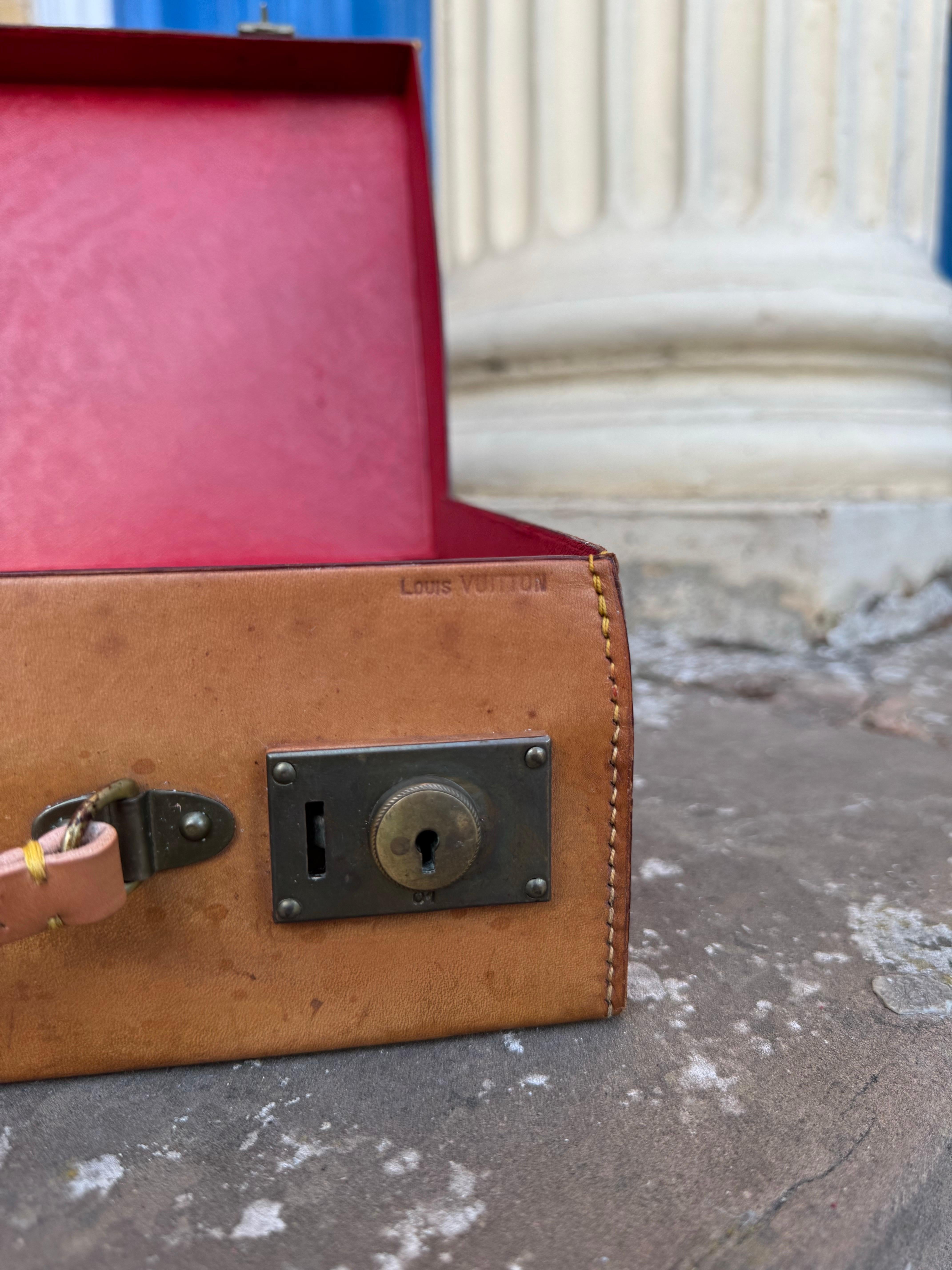 Louis Vuitton miniature en cuir de poupées, 1940 État moyen - En vente à Daventry, GB
