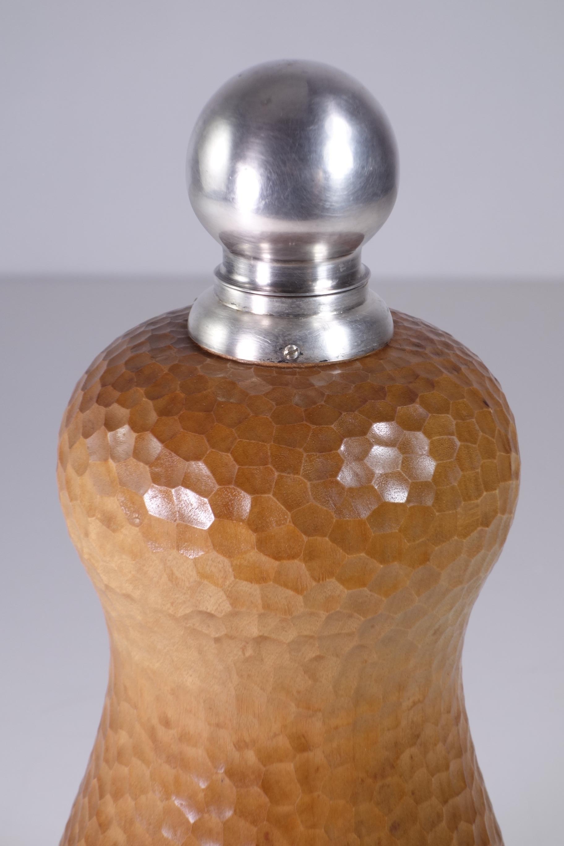 Carafe Art Déco
Macabo, Milan
Italie, 1940

Bois et métal argenté
Très bonne condition