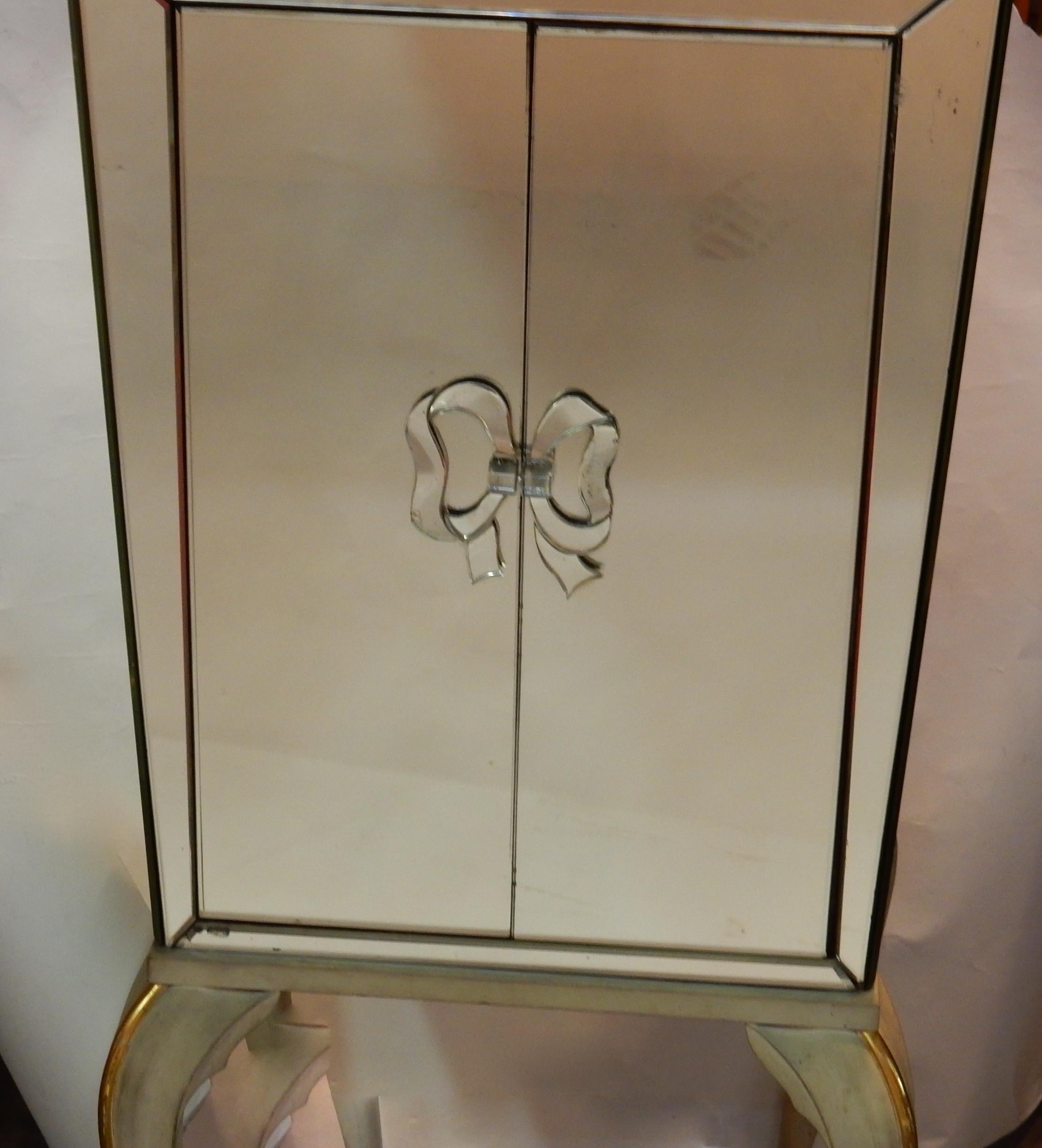Art Deco cabinet, Maison Jansen, decorated with mirrors, 2 doors, sycamore interior, resting on legs with 4 curved legs and painted and gilded. Good condition,
Measures: Base 55 x 45 x H 45 cm
Cabinet 55 x 39 x H 71 cm.