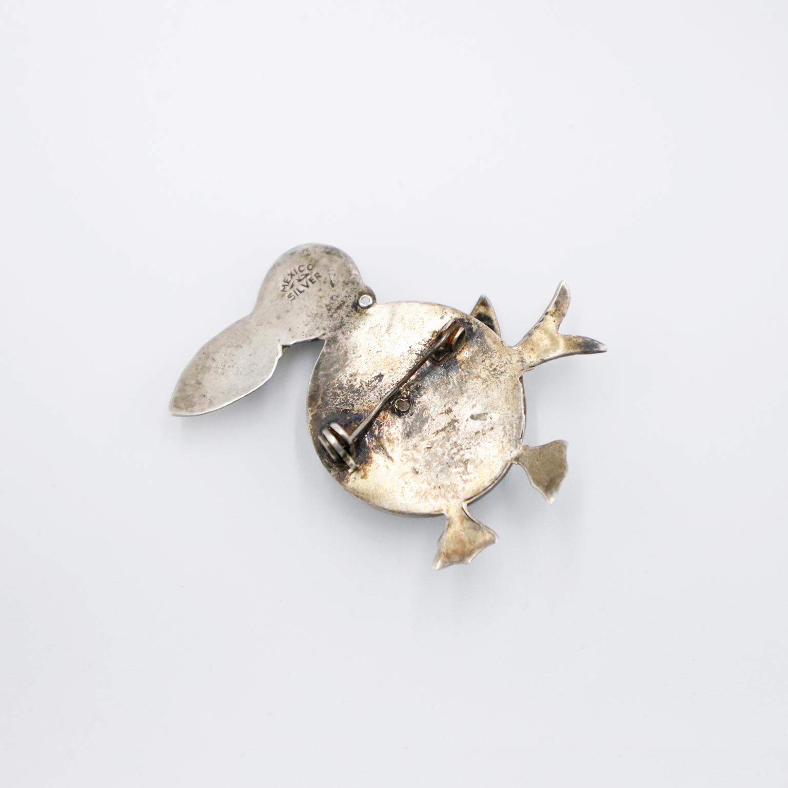 Circa 1940. We offer this Mexican Silver Bird Brooch. Made in silver and Agate beautiful patina.