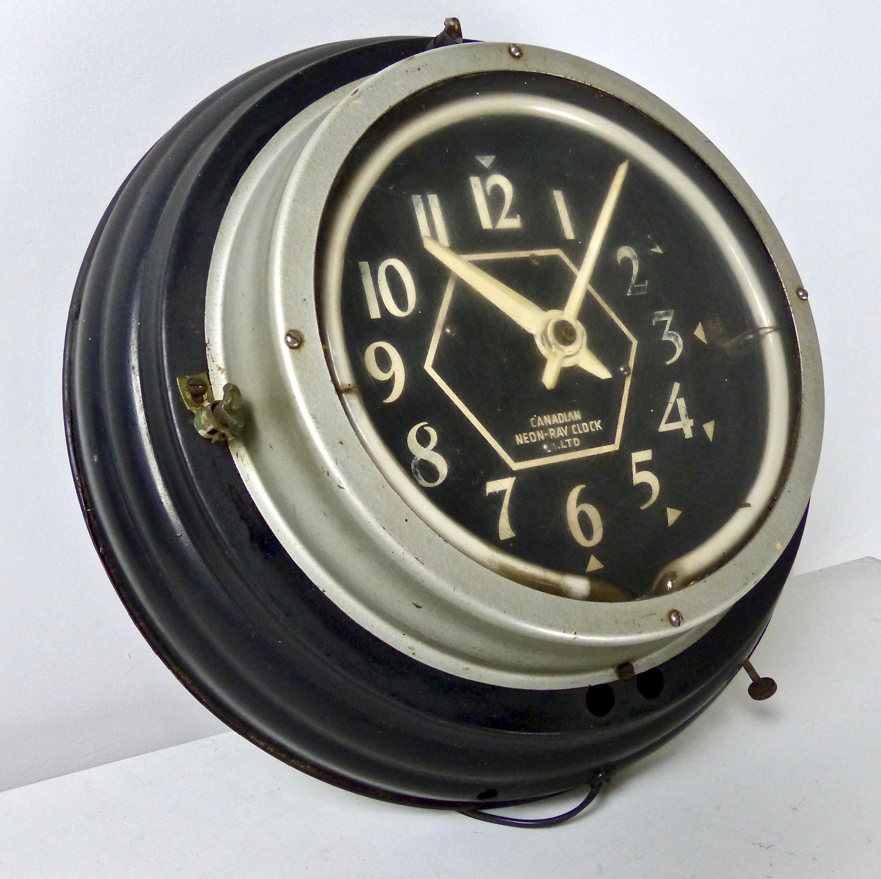All original, working neon clock by Canadian Neon-Ray Clock Company, Montreal, Quebec. Metal housing is likely aluminium.
The company, whose clocks are in the Canadian Clock Museum, operated in Montreal between 1942 and the mid-1960s.