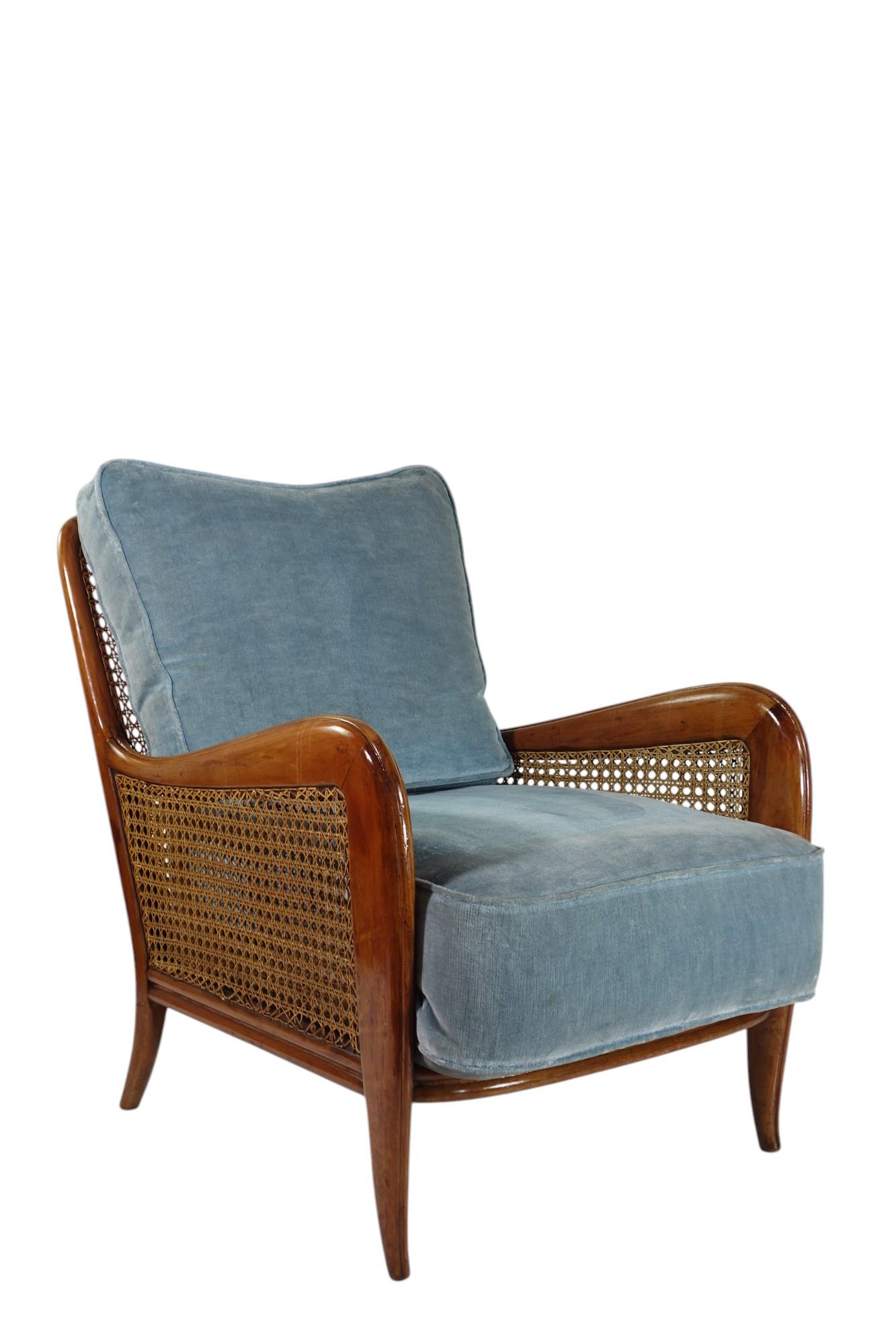 Paar Sessel
Paolo Buffa
Italien, 1940

Seltene und beeindruckende Sessel.
Holz und Schilf. Polsterung aus hellblauem Samt.
Originalzustand wie auf den Bildern zu sehen.
Elegante Formen und hohe Qualität der italienischen Handwerkskunst. 

Garantiert