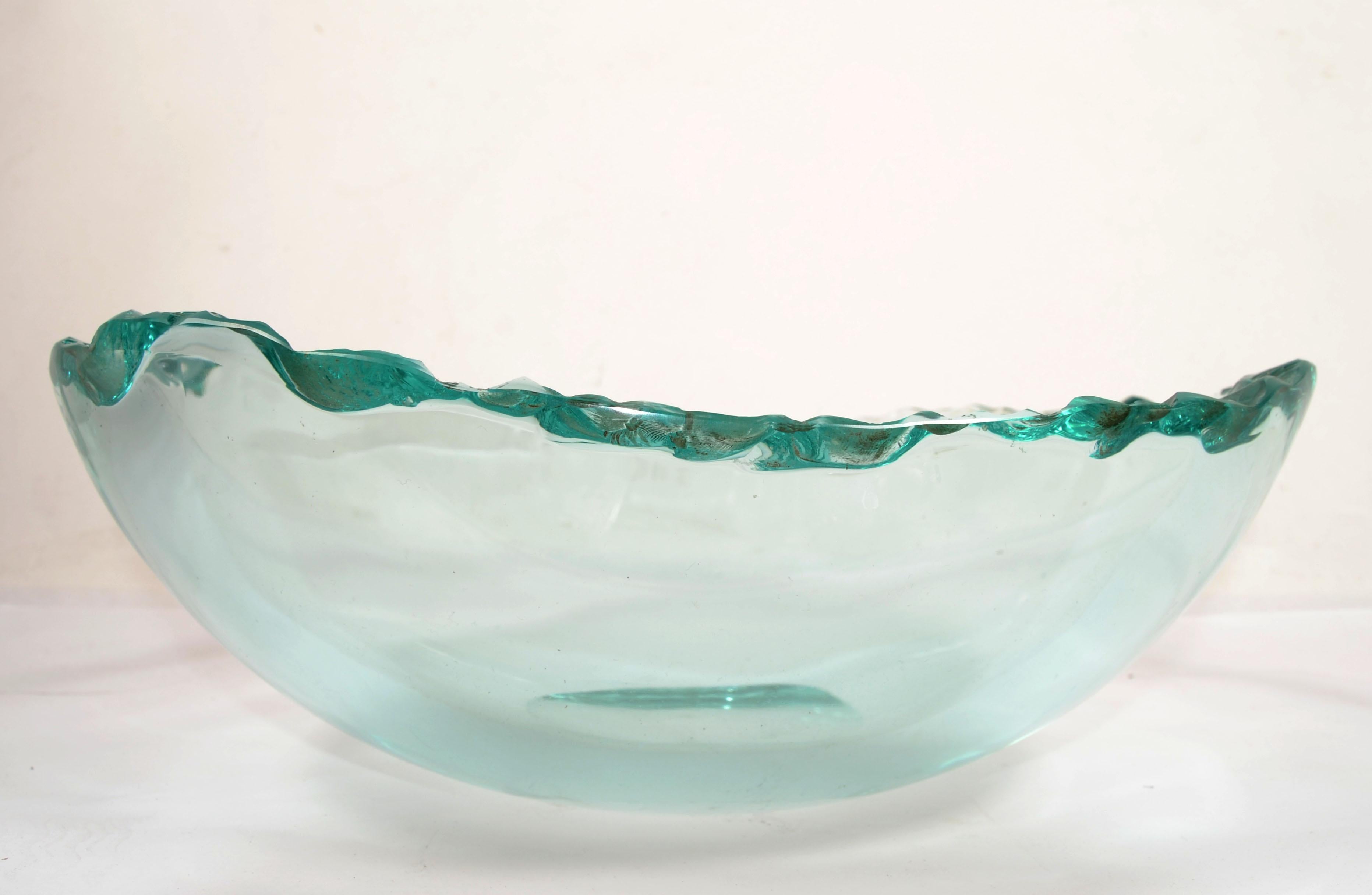 Ciotola in vetro artistico cesellato a mano di colore verde pesante attribuita a Fontana Arte e disegnata da Pietro Chiesa.
Questo bellissimo vetro color acquamarina è stato realizzato con la tecnica del cesello e presenta un centro circolare
