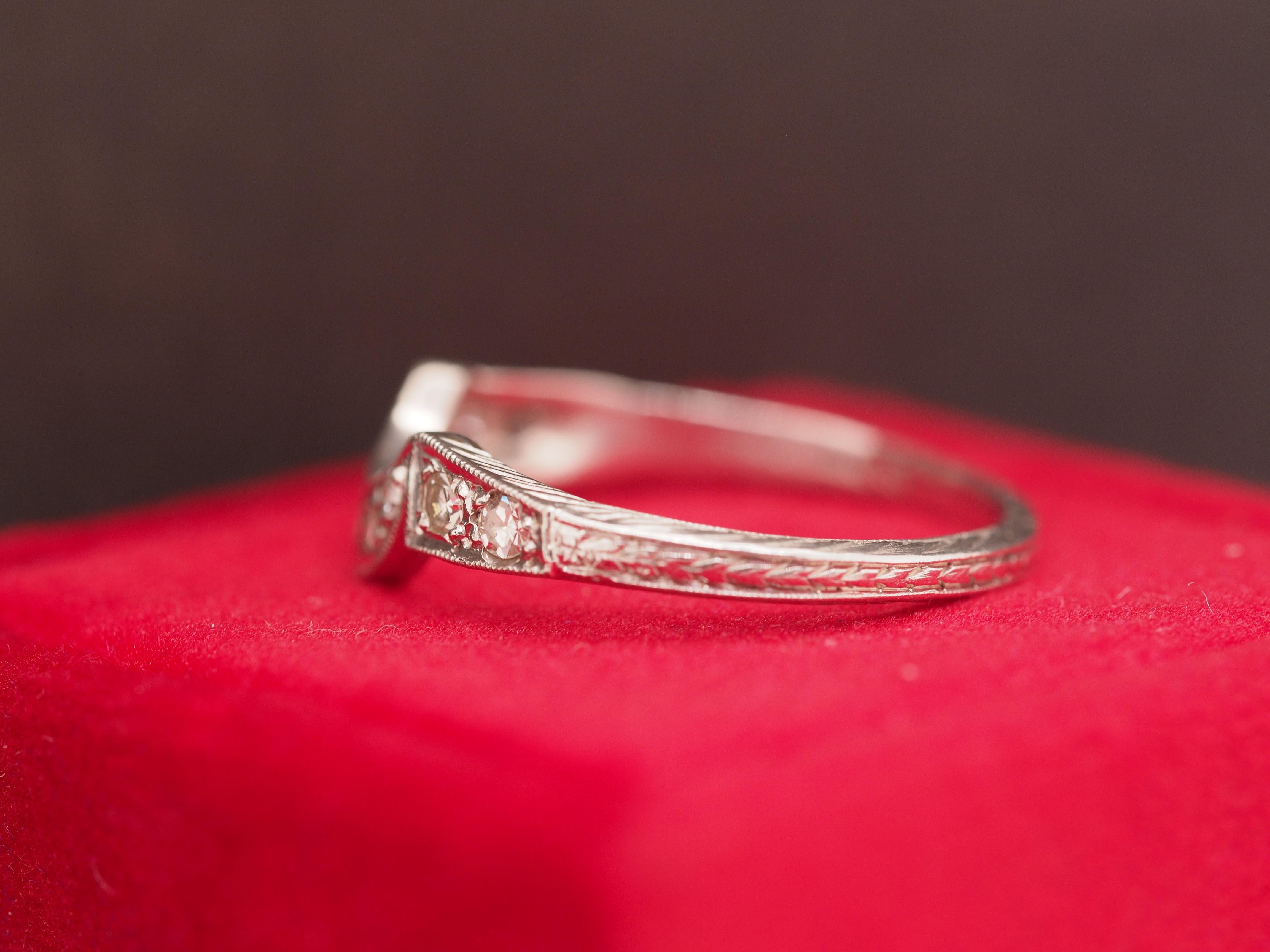 1940 Platinum .25cttw Diamond Arched Wedding Band In Good Condition For Sale In Atlanta, GA