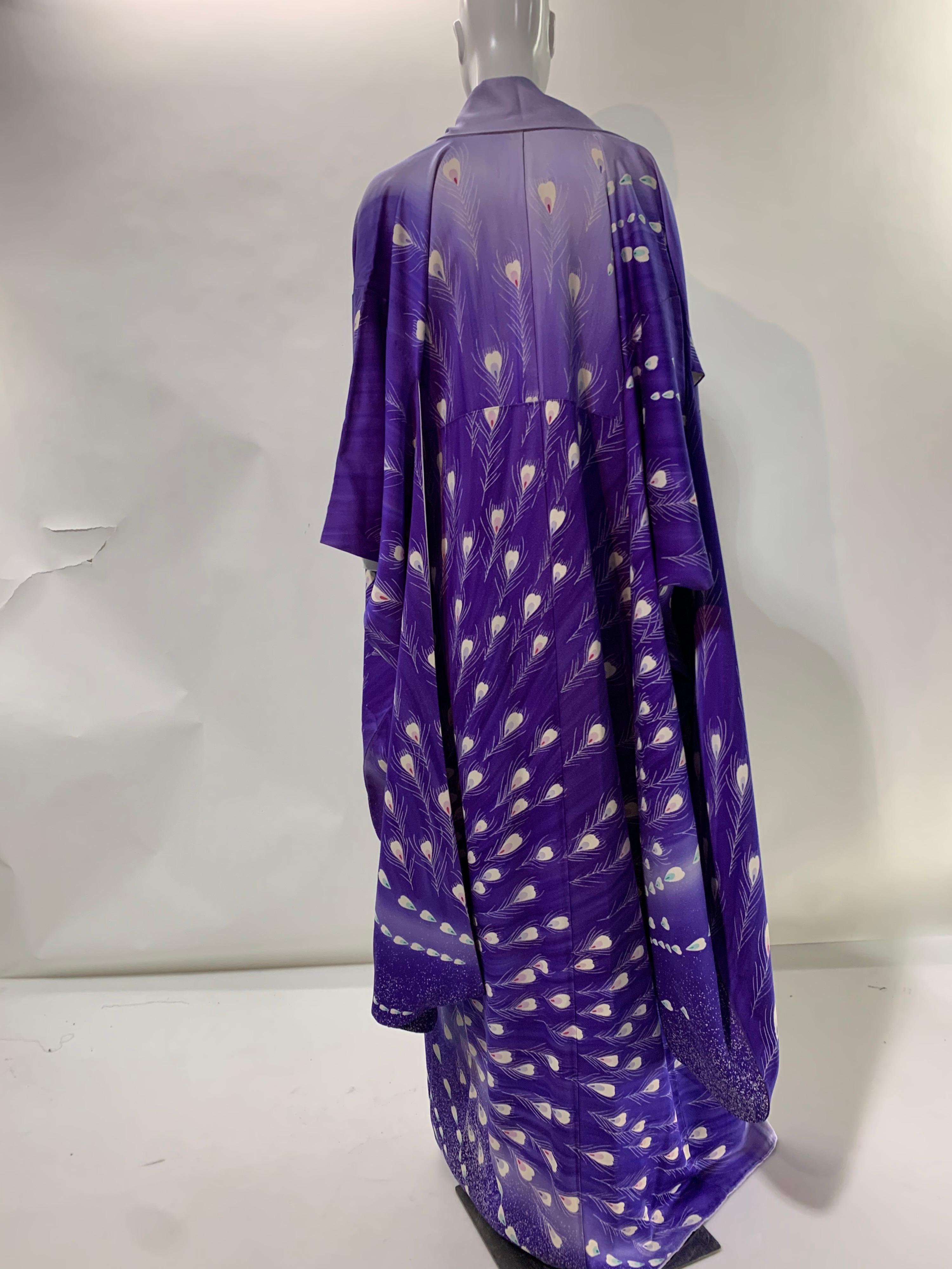 1940 Prístino Kimono de Seda Ombré Morado con Dramático Motivo de Pavo Real Pintado a Mano 5