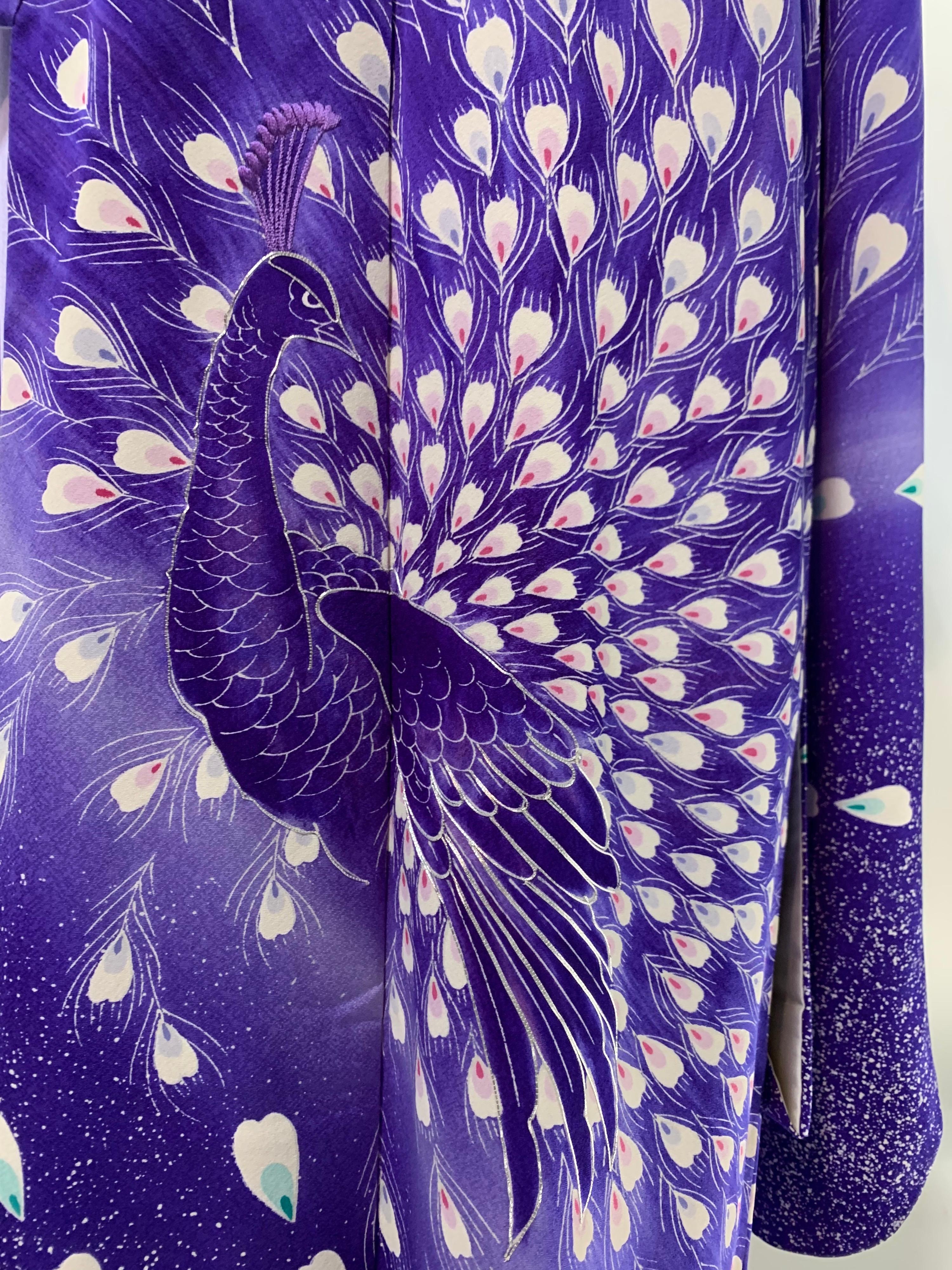 1940 Prístino Kimono de Seda Ombré Morado con Dramático Motivo de Pavo Real Pintado a Mano Púrpura
