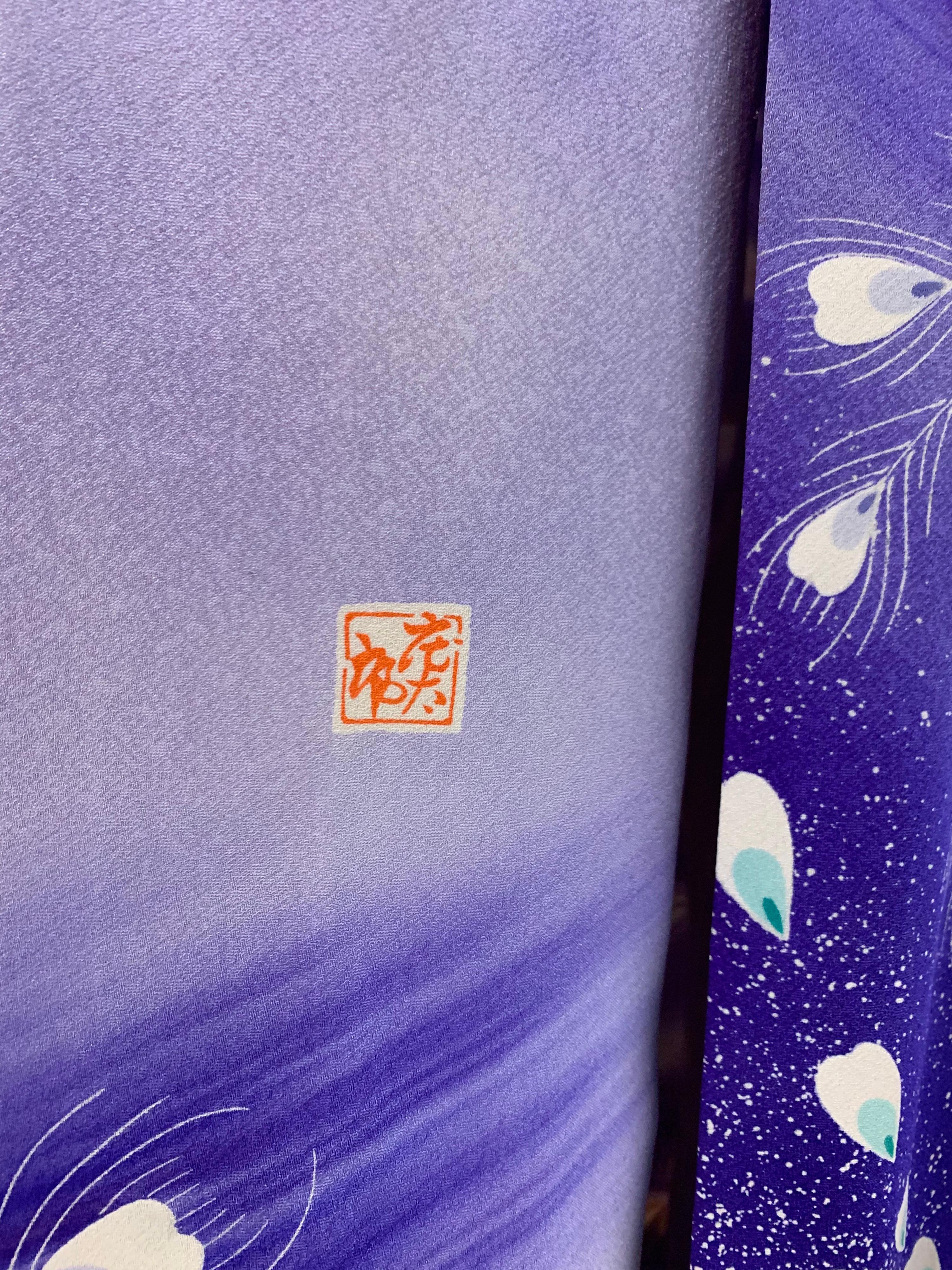 1940 Prístino Kimono de Seda Ombré Morado con Dramático Motivo de Pavo Real Pintado a Mano 1
