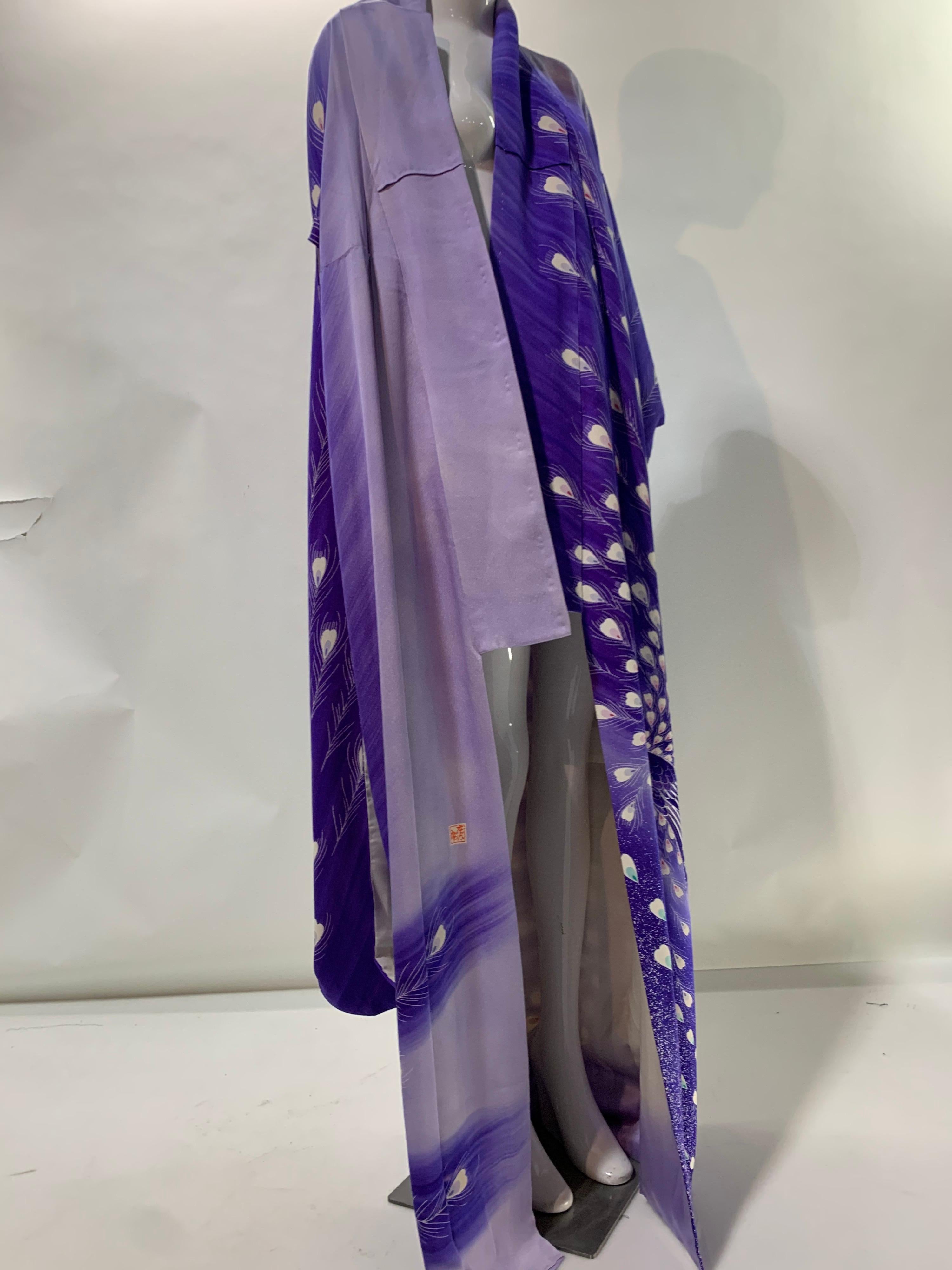 1940 Prístino Kimono de Seda Ombré Morado con Dramático Motivo de Pavo Real Pintado a Mano 3