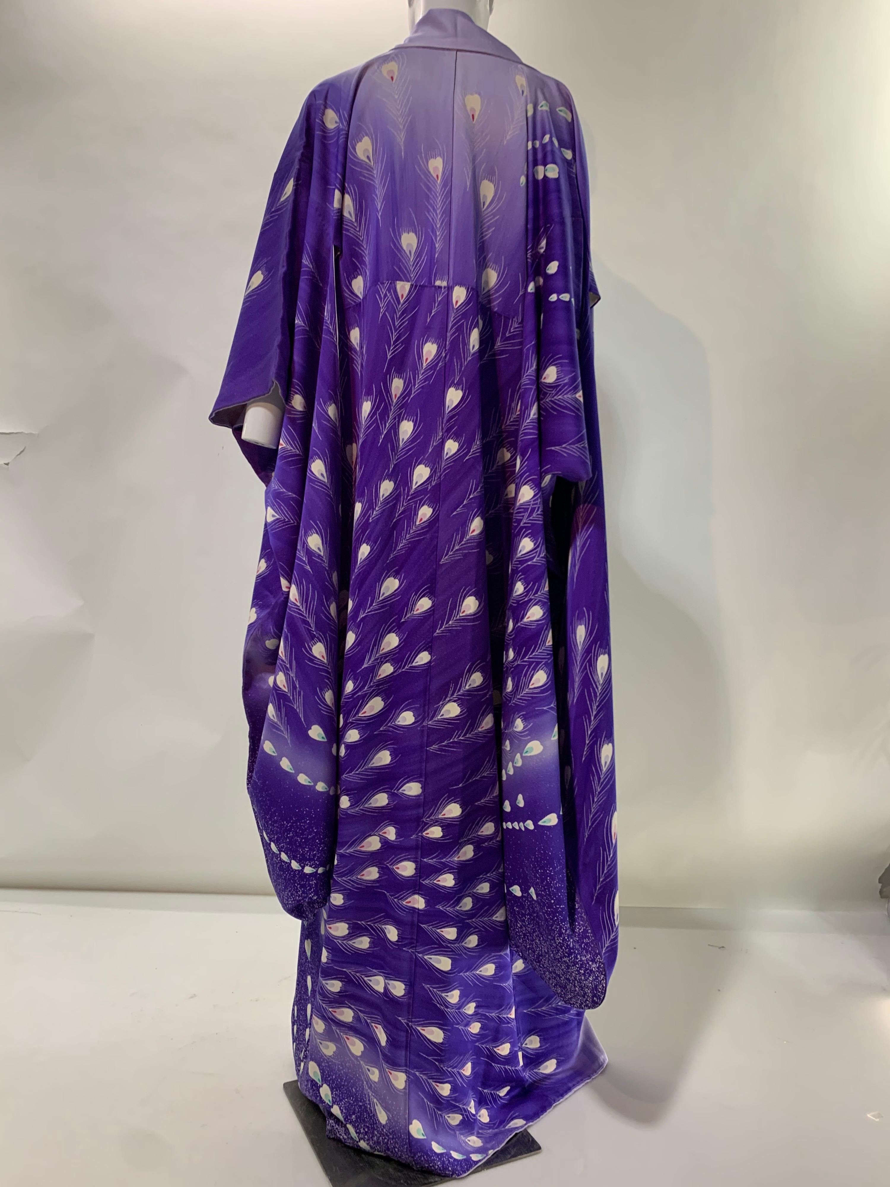 1940 Prístino Kimono de Seda Ombré Morado con Dramático Motivo de Pavo Real Pintado a Mano 4