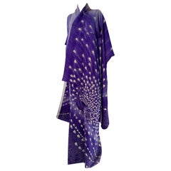 1940 Prístino Kimono de Seda Ombré Morado con Dramático Motivo de Pavo Real Pintado a Mano