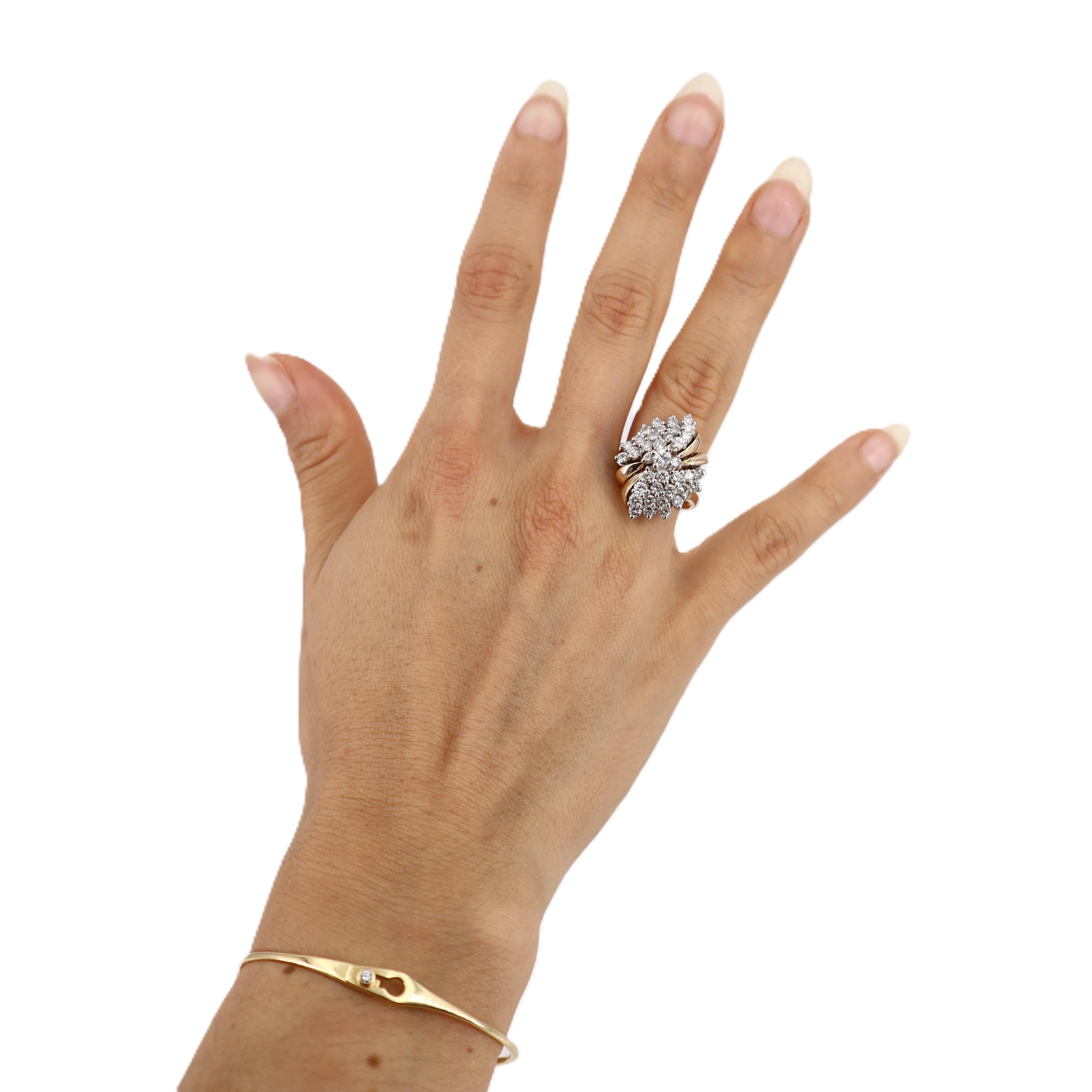 Cette magnifique bague Retro des années 1940-1950 incarne le glamour audacieux de l'ère hollywoodienne. Elle a été fabriquée de manière experte en or jaune et blanc lustré de 14kt et présente un diamant rond de taille brillant de 0,15 carat de