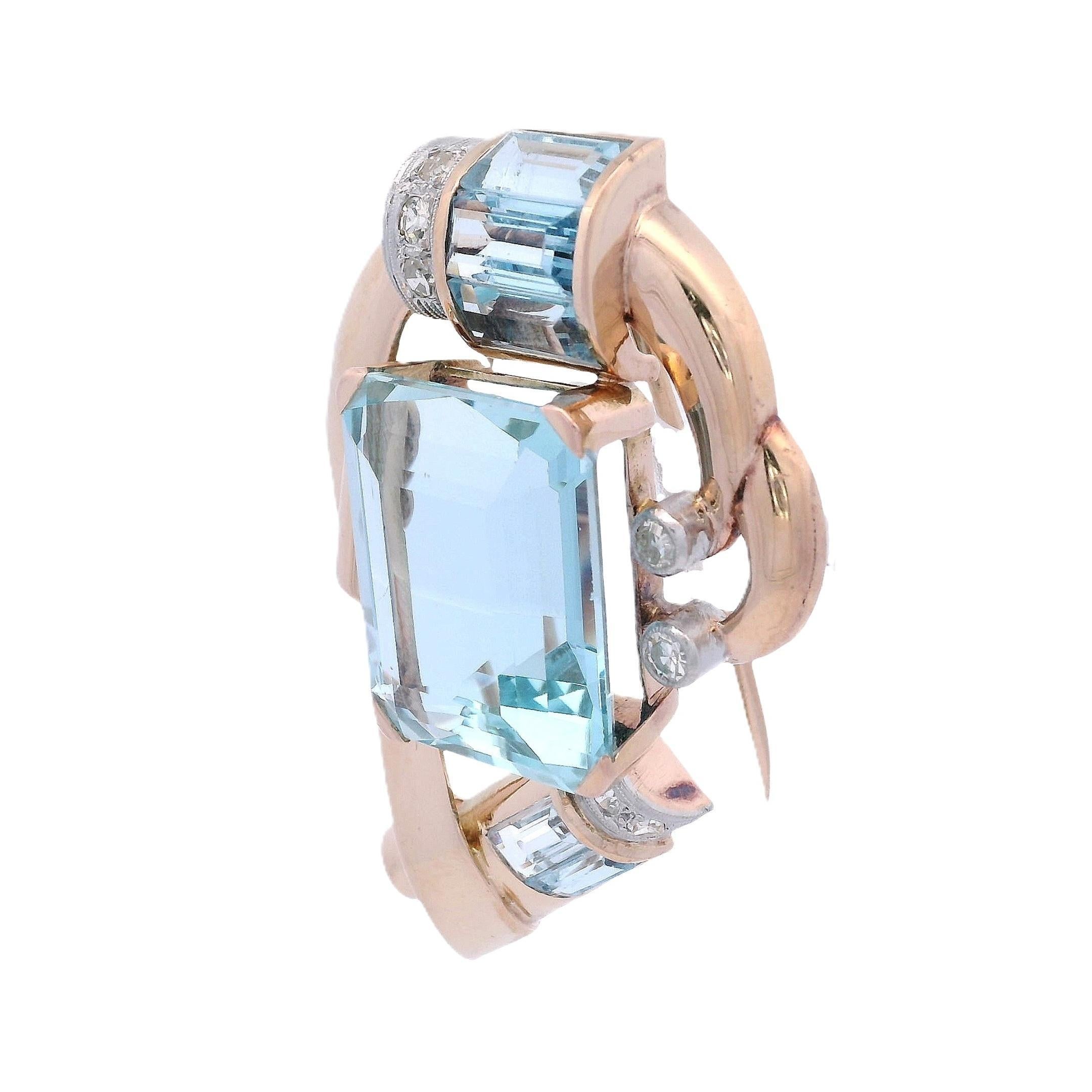 1940 Clip Doble retrò in oro giallo 18k con 53,16 CTW di acquamarine e diamanti In condizioni buone in vendita a Aventura, FL