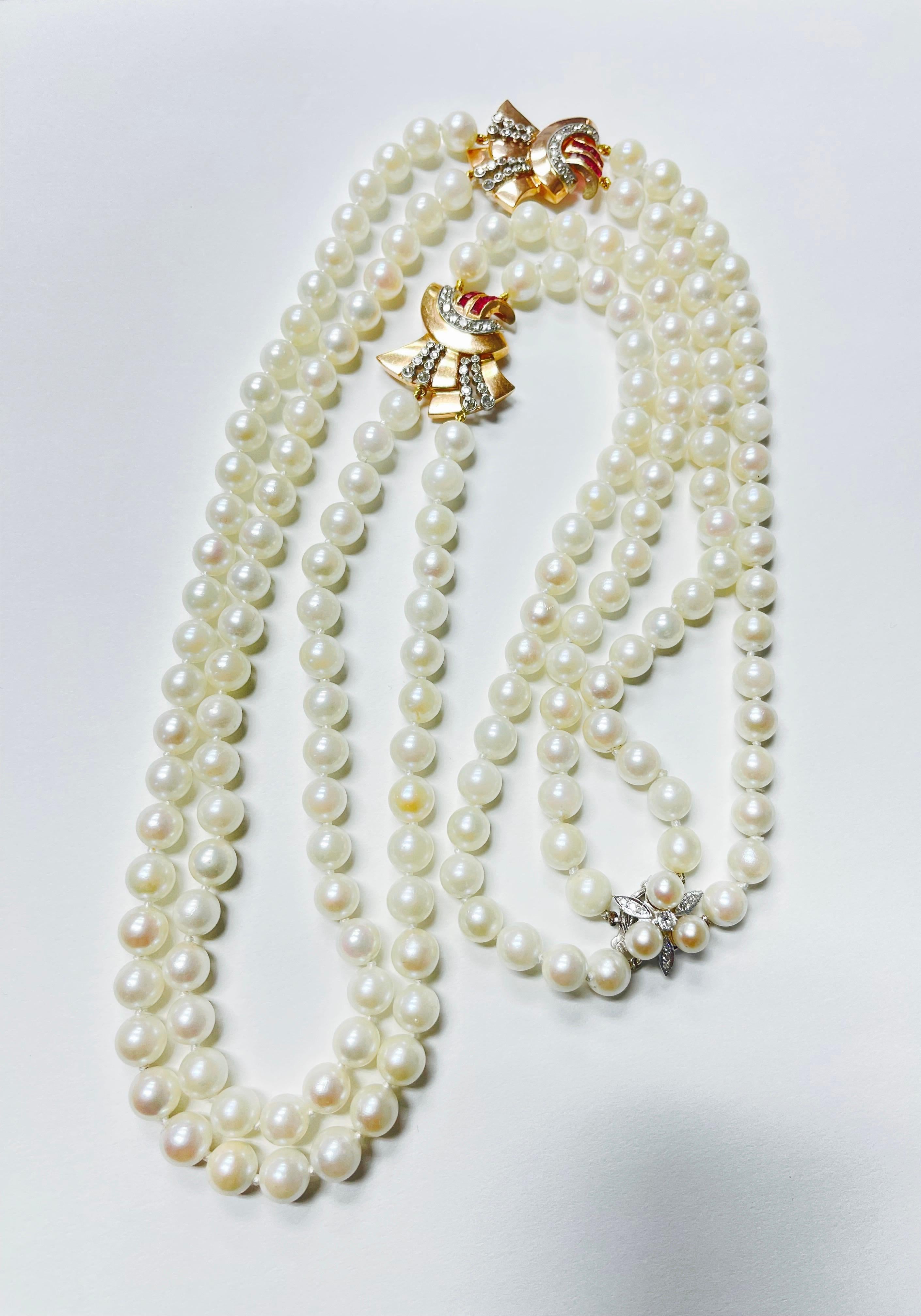 1940 Retro 32 Zoll Perle, Diamant und Rubin lange doppelte Strang Halskette in 14k Gelbgold. 
Die Einzelheiten sind wie folgt: 
Perlengröße: 8 bis 8,5 mm 
Anzahl der Perlen : 170 Perlen 
Farbe : off white Farbe 
Länge der Halskette : 32 Zoll lang 
