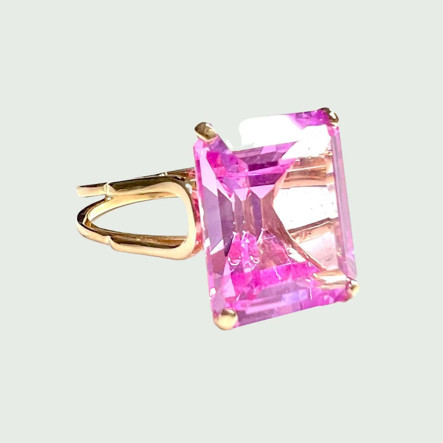 Step back in time to the retro era of the 1940s with this enchanting yellow gold 18k ring adorned with a Pink Spinel from France. The allure of this piece lies not only in its historical significance but also in its unique gemstone choice, the Pink
