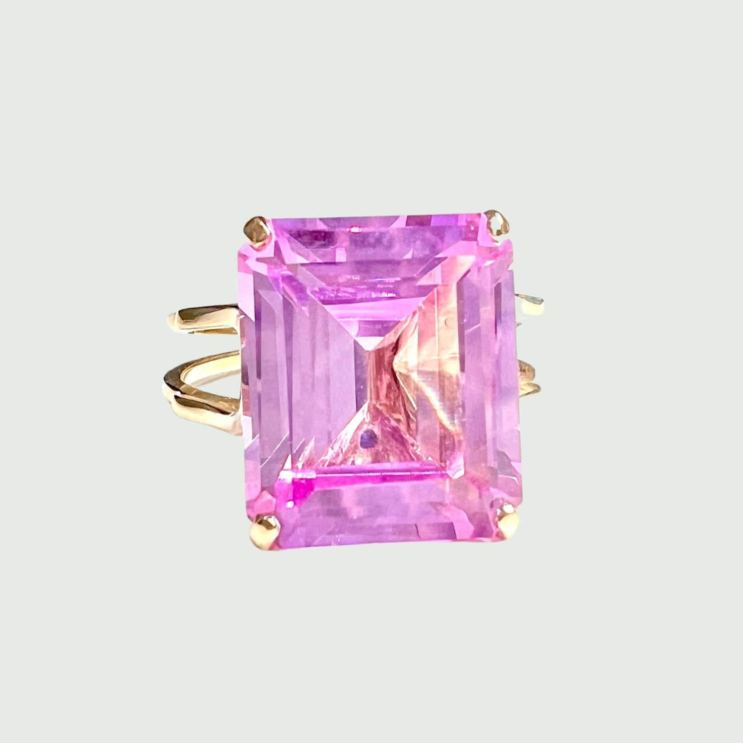 1940 Retro Era with French Pink Spinel Yellow Gold Ring In Good Condition For Sale In MADRID, ES