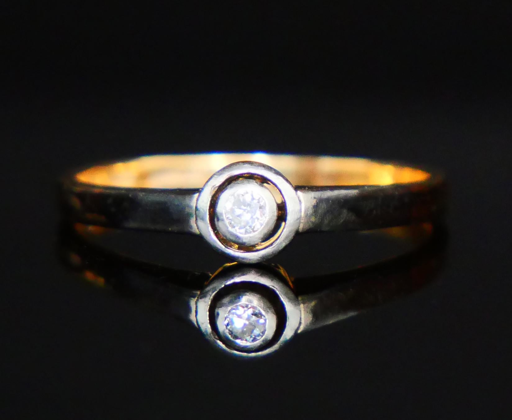 Anello con fascia in oro giallo massiccio 18K con spalle e castone a croce in platino/oro bianco con diamante naturale taglio vecchio europeo Diamante Ø 2,75 mm x 2 mm di profondità / ca 0,1 ct , colore ca. G, H / VVS. La schiena della pietra è
