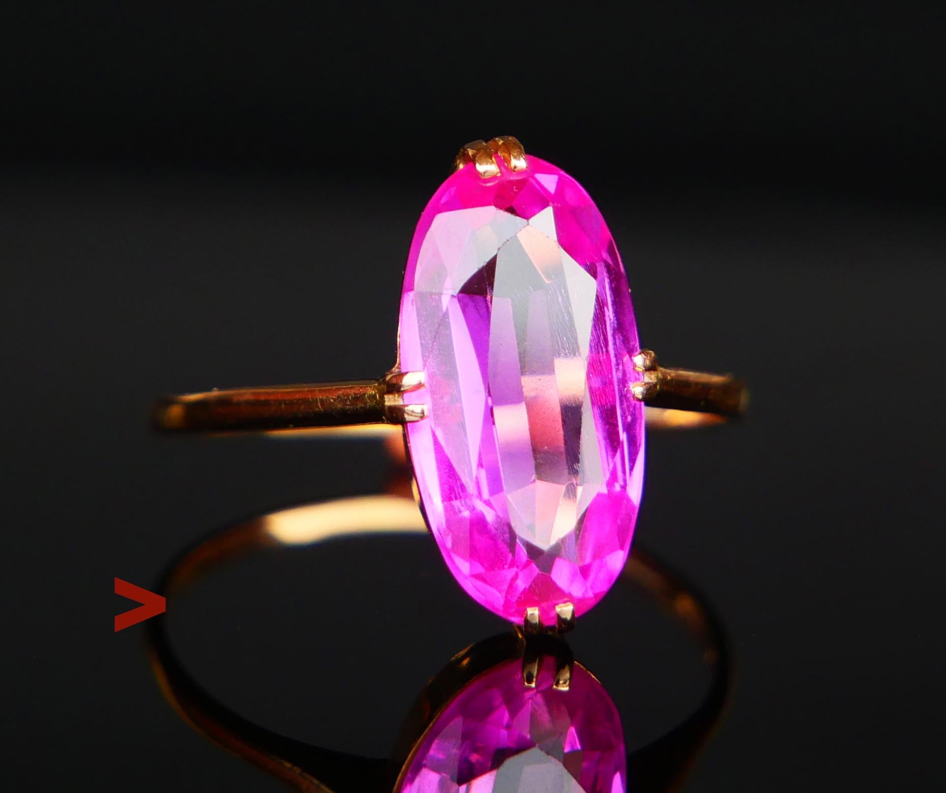 A Ring with plain band featuring a claw set lab made Ruby  oval cut 14 mm x 7 mm x 3.8 mm deep / ca. 5 ct. 

Swedish hallmarks, 18K , date code O8 / hand-made in 1940.

Size Ø 7.25 US / 17.45 mm. Sizing is possible. Weight: 2.25 grams.

In fine used