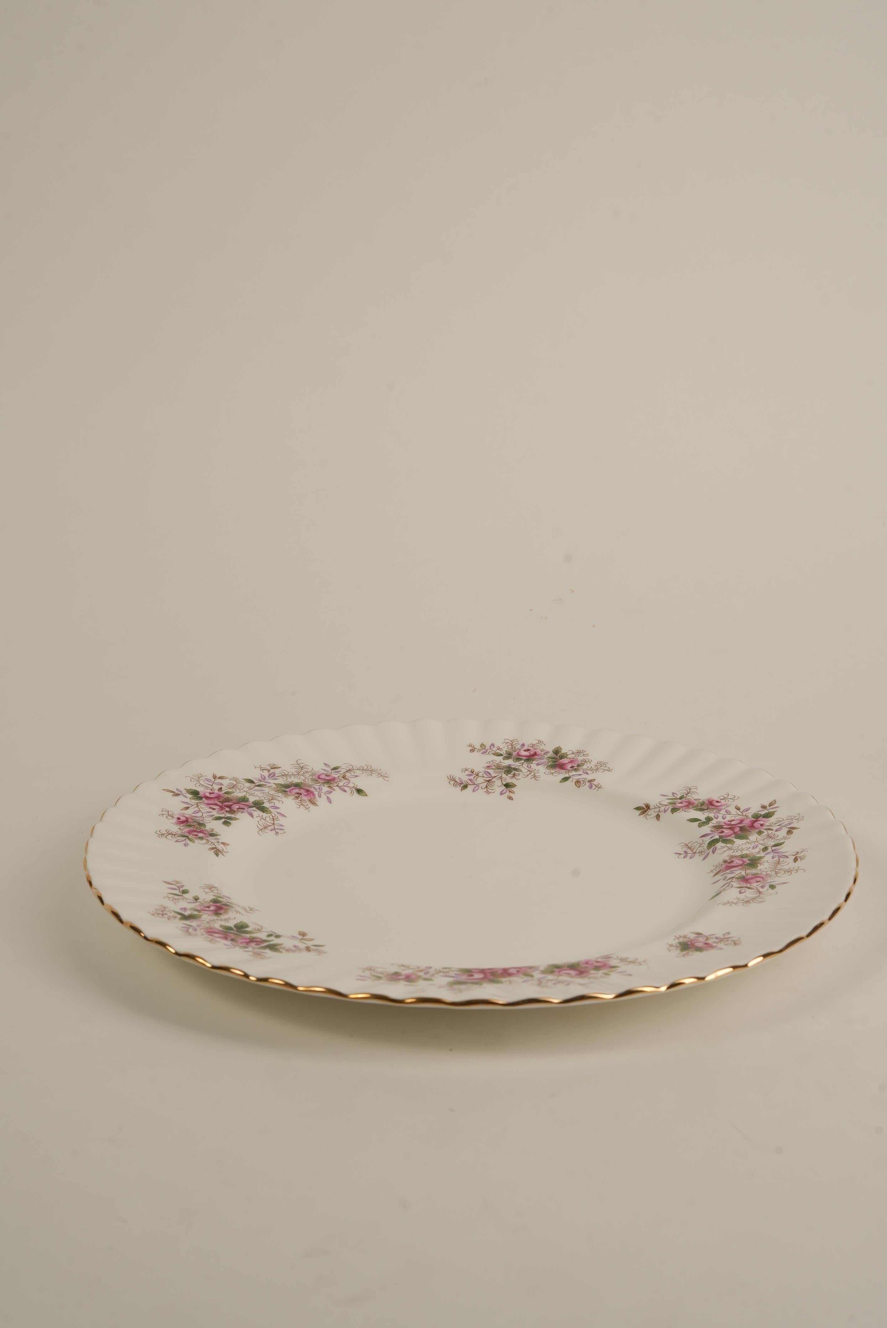 1940, Royal Albert Lavender Rose Set di 8 piatti da cena in porcellana, bordo in oro in vendita 2