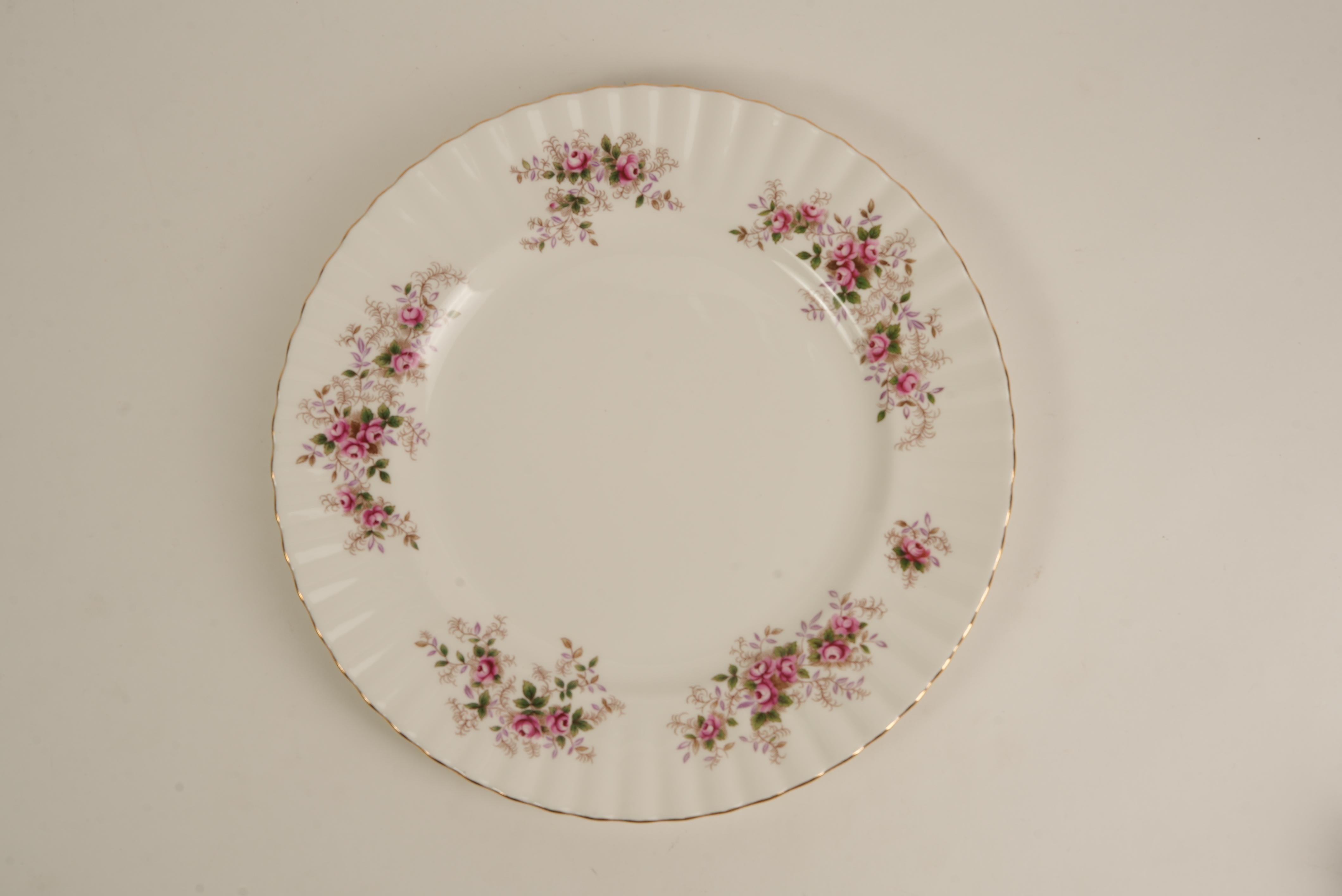 1940, Royal Albert Lavender Rose Set di 8 piatti da cena in porcellana, bordo in oro in vendita 3