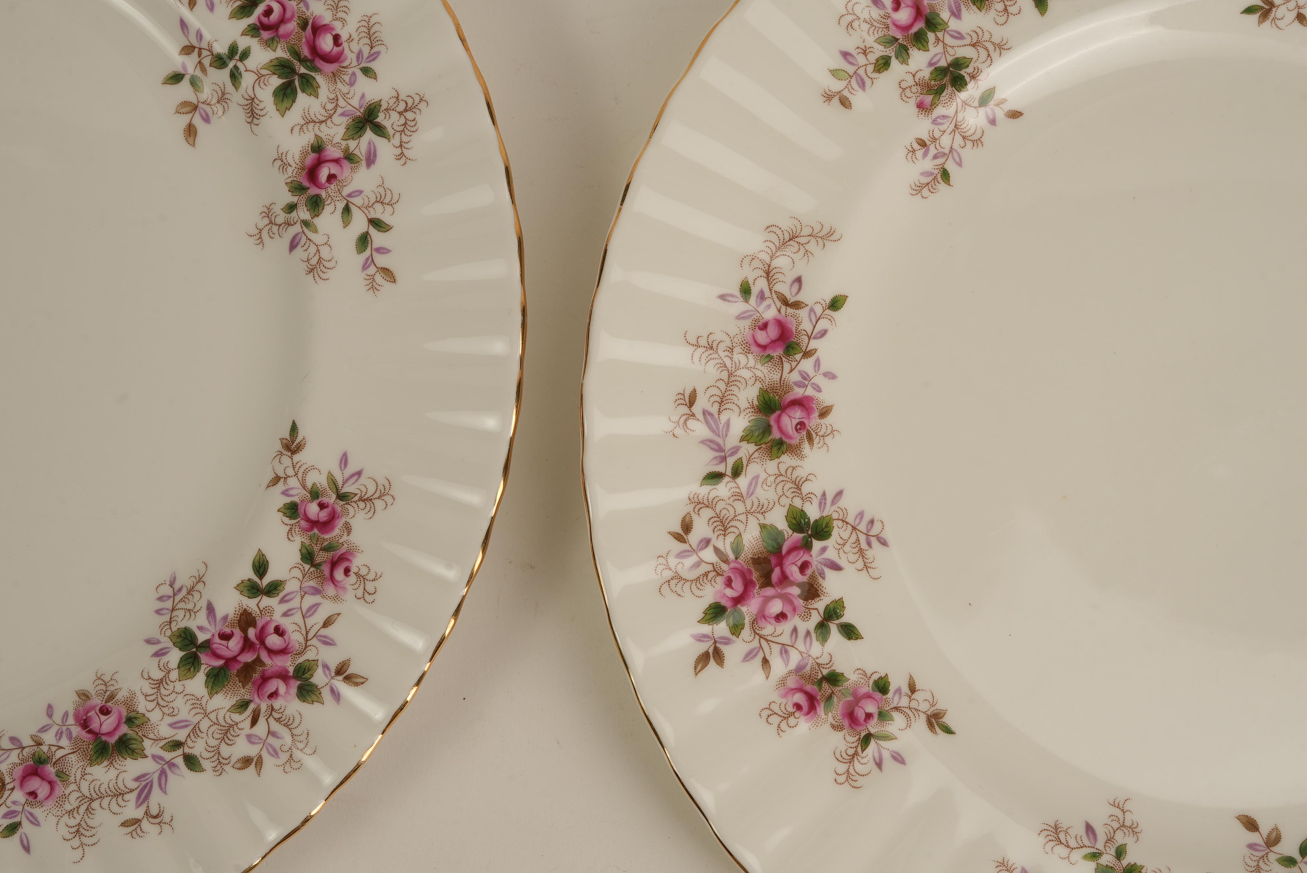 Vittoriano 1940, Royal Albert Lavender Rose Set di 8 piatti da cena in porcellana, bordo in oro in vendita