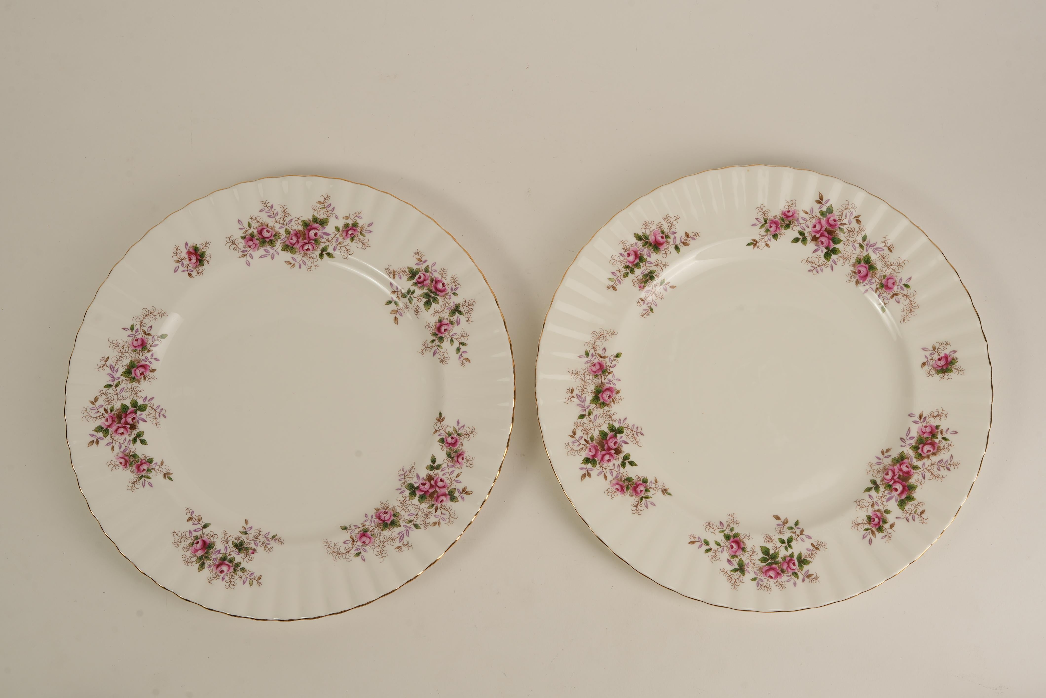 Inglese 1940, Royal Albert Lavender Rose Set di 8 piatti da cena in porcellana, bordo in oro in vendita