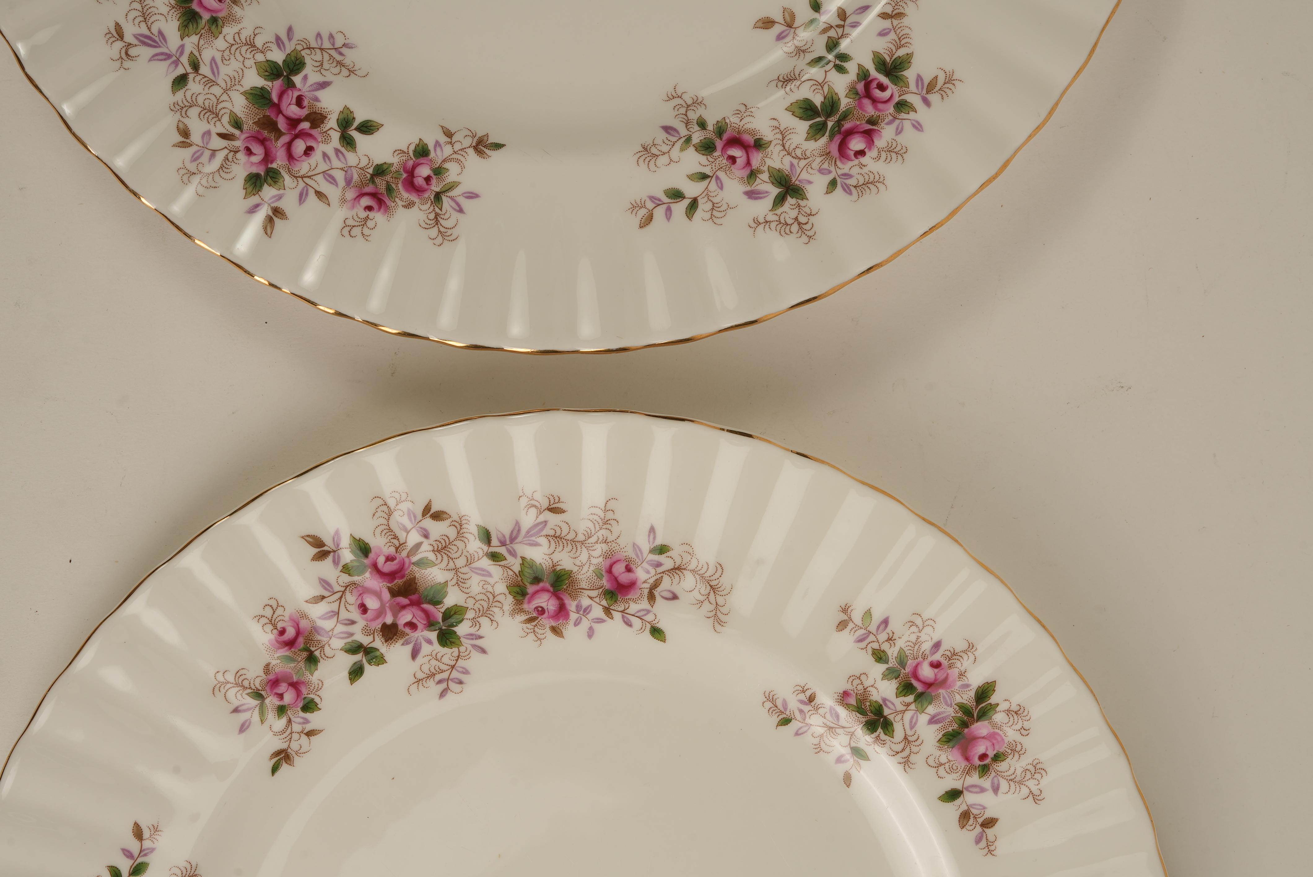 Dorato 1940, Royal Albert Lavender Rose Set di 8 piatti da cena in porcellana, bordo in oro in vendita