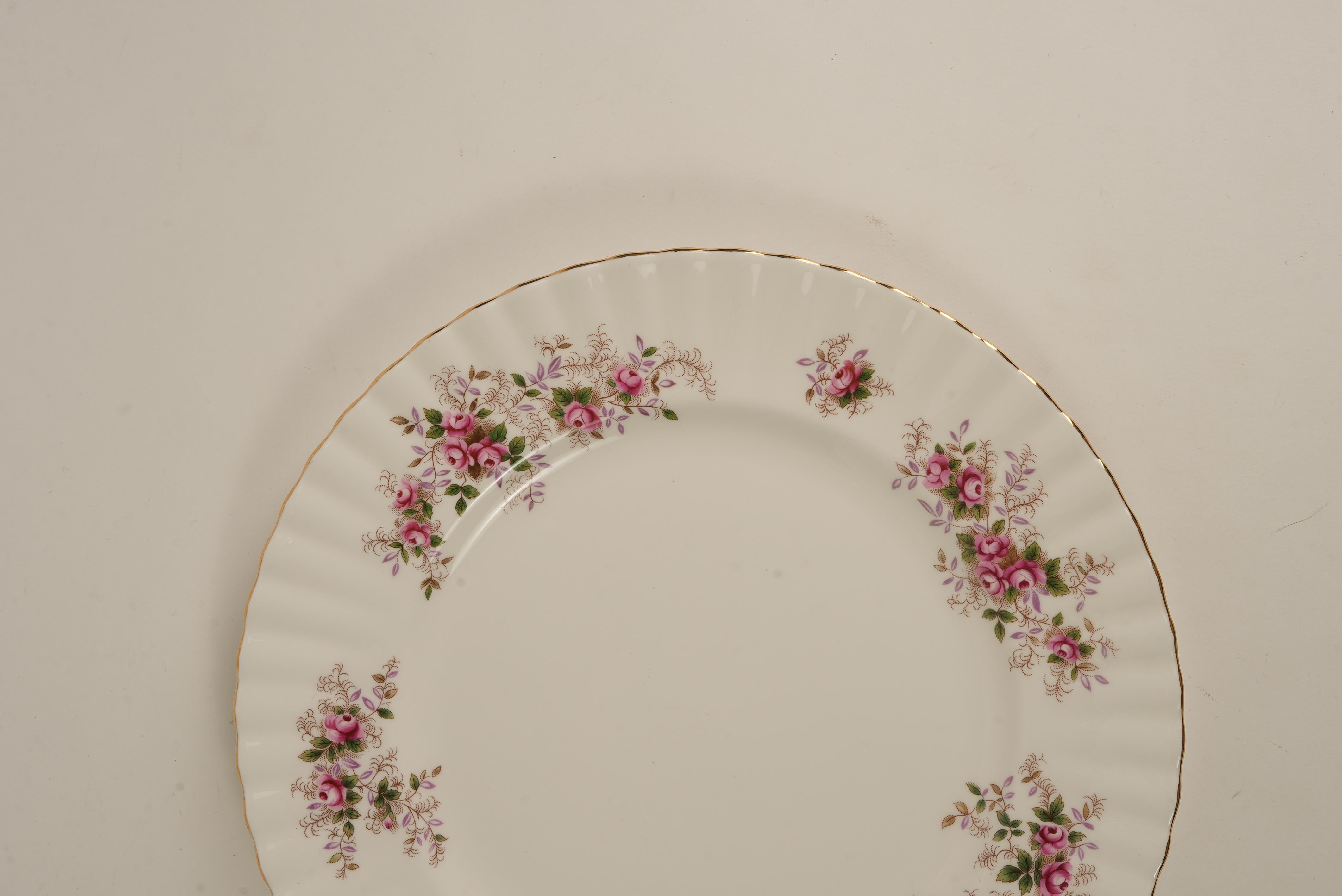 1940, Royal Albert Lavender Rose Set di 8 piatti da cena in porcellana, bordo in oro In condizioni buone in vendita a Worcester Park, GB