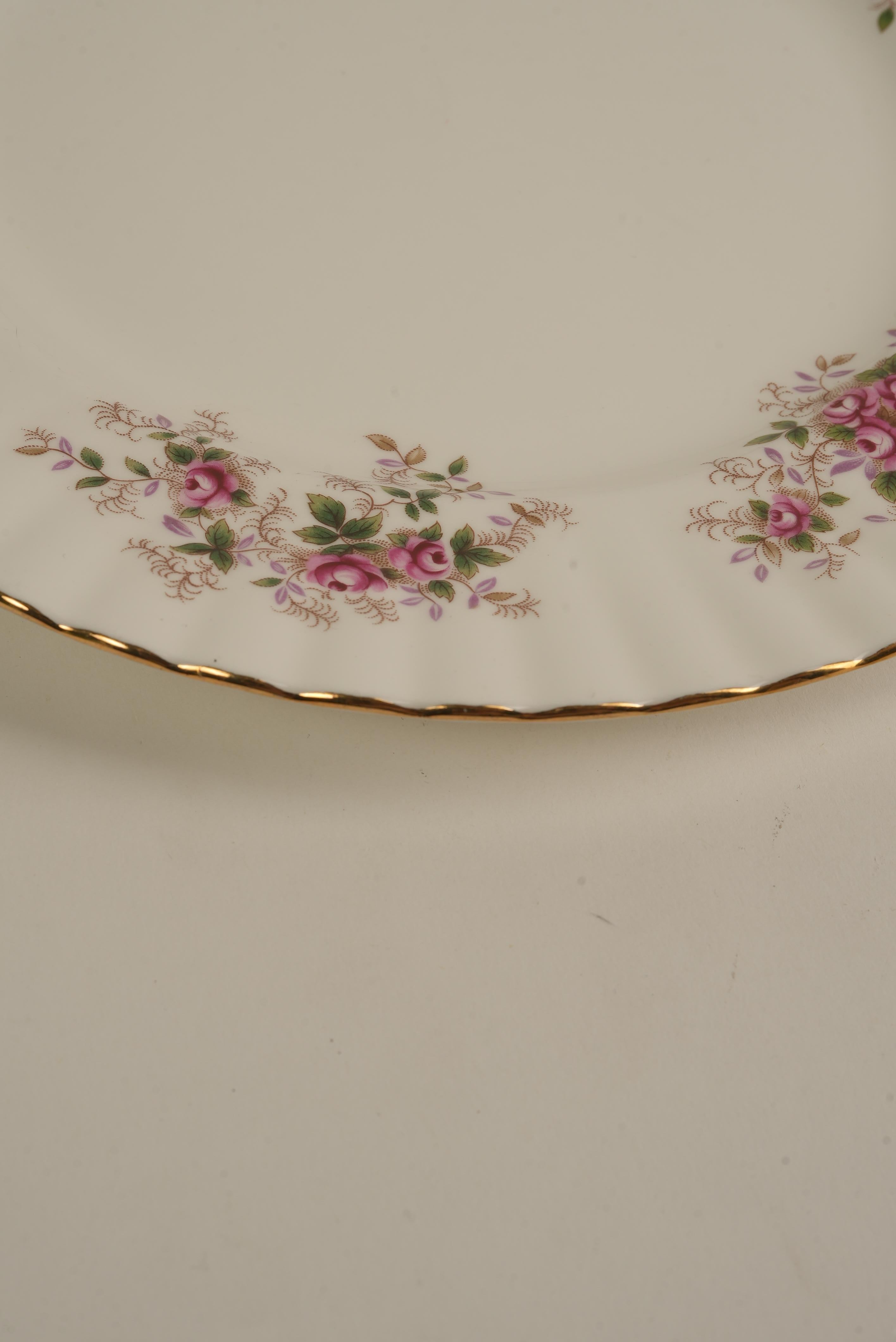 Metà XX secolo 1940, Royal Albert Lavender Rose Set di 8 piatti da cena in porcellana, bordo in oro in vendita