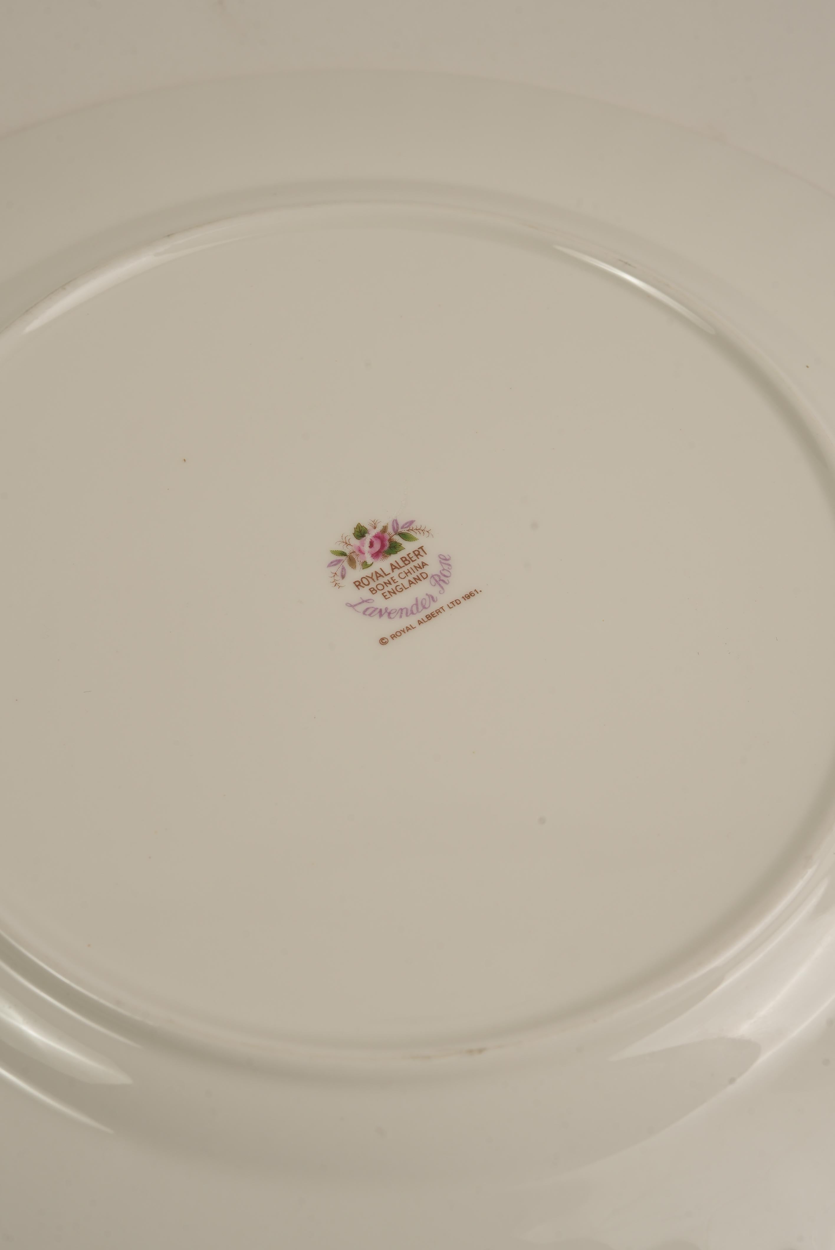 1940, Royal Albert Lavender Rose Set di 8 piatti da cena in porcellana, bordo in oro in vendita 1