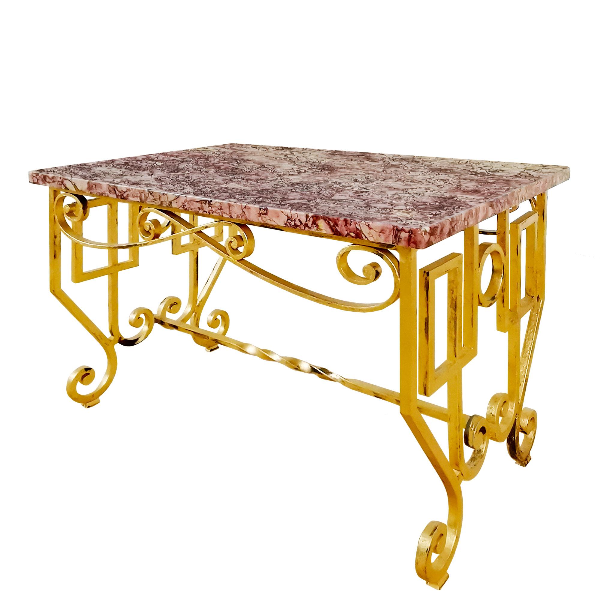 Table basse, en fer forgé doré à la feuille (un peu d'oxydation) avec un marbre rouge sur le dessus.

France c. C. 1940.