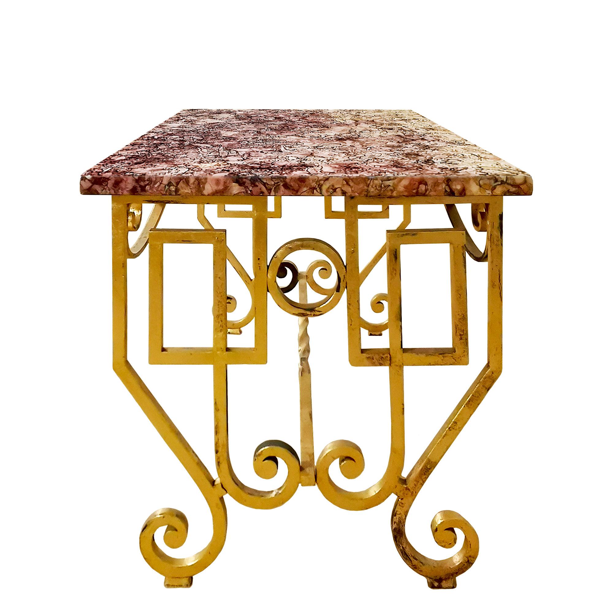 Mid-Century Modern Table basse moderne du milieu du siècle en fer forgé à la feuille d'or et marbre - France en vente