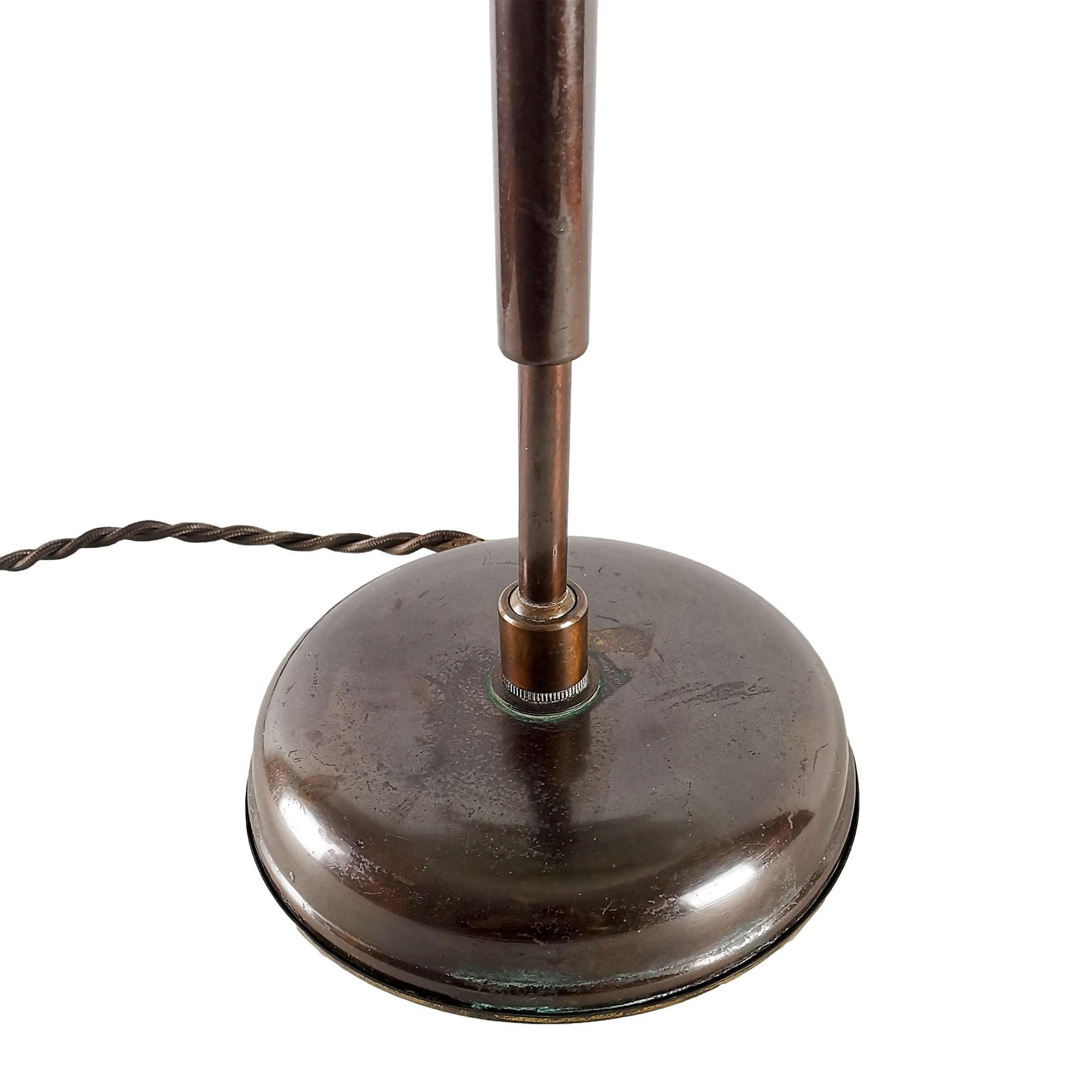 Mid-Century Modern Desk Lamp in Original Patinated Brass, Two Bulbs - Italy In Good Condition In Girona, ES