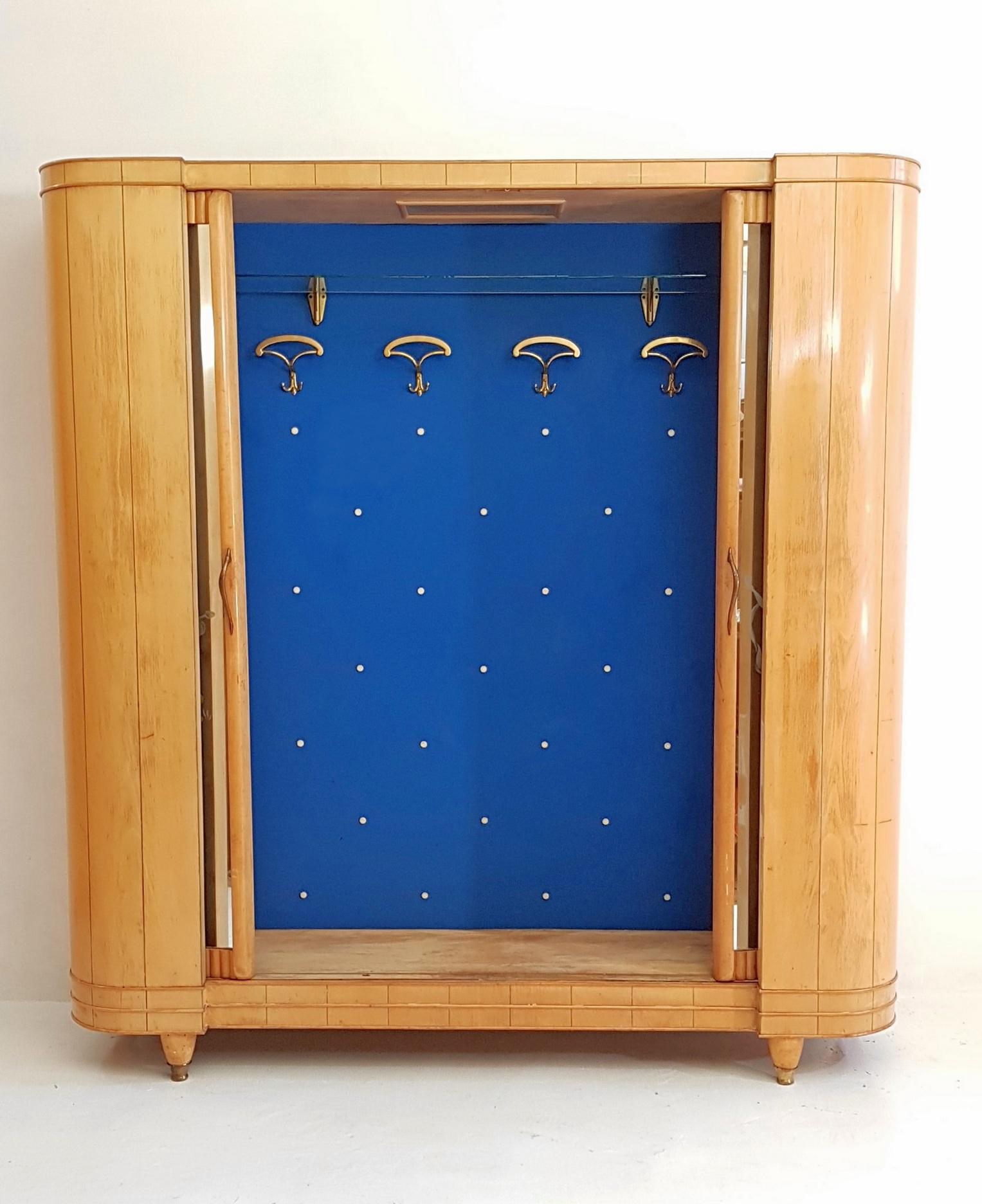 Beautiful wardrobe in ashwood for the entrance to put away coats, jackets, hats and umbrellas. This piece is produced with a very high quality. It features roll away doors with etched mirrors that slide in to the sides. And when they open there is a
