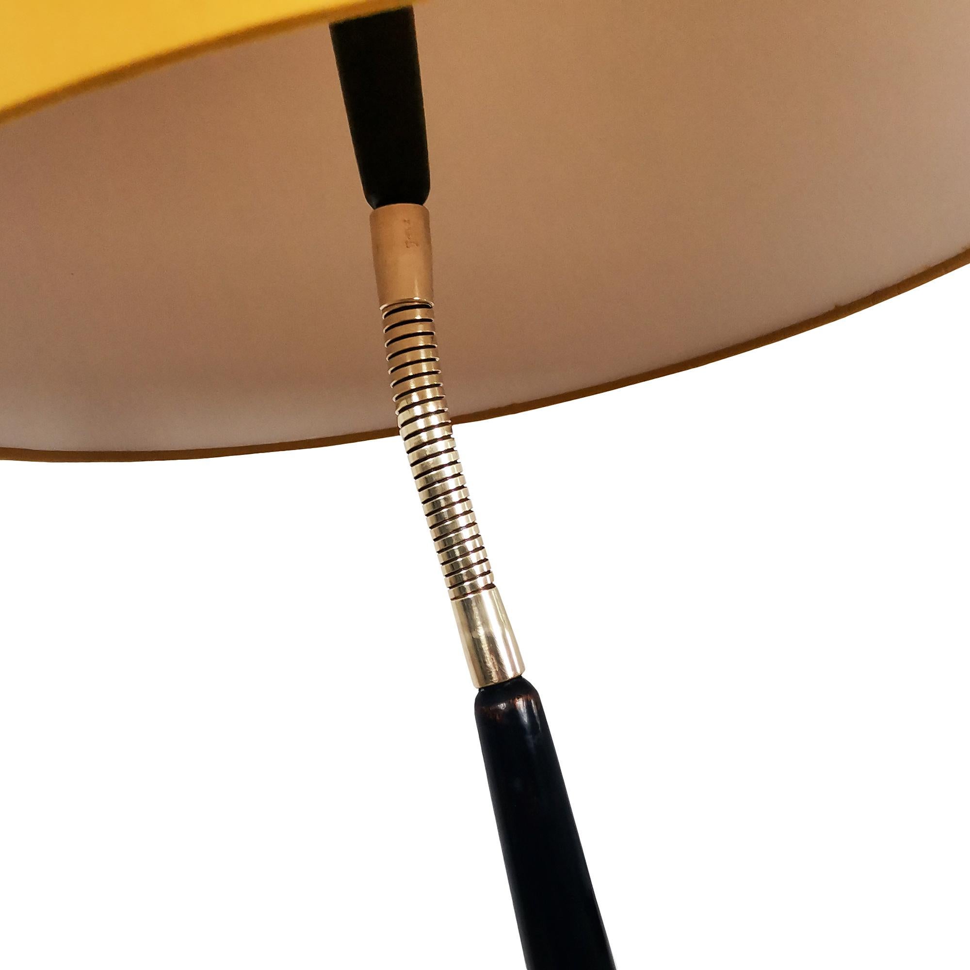 Moderne Stehlampe aus Mahagoni und Messing aus der Mitte des Jahrhunderts von Giuseppe Ostuni – Italien (Mitte des 20. Jahrhunderts) im Angebot