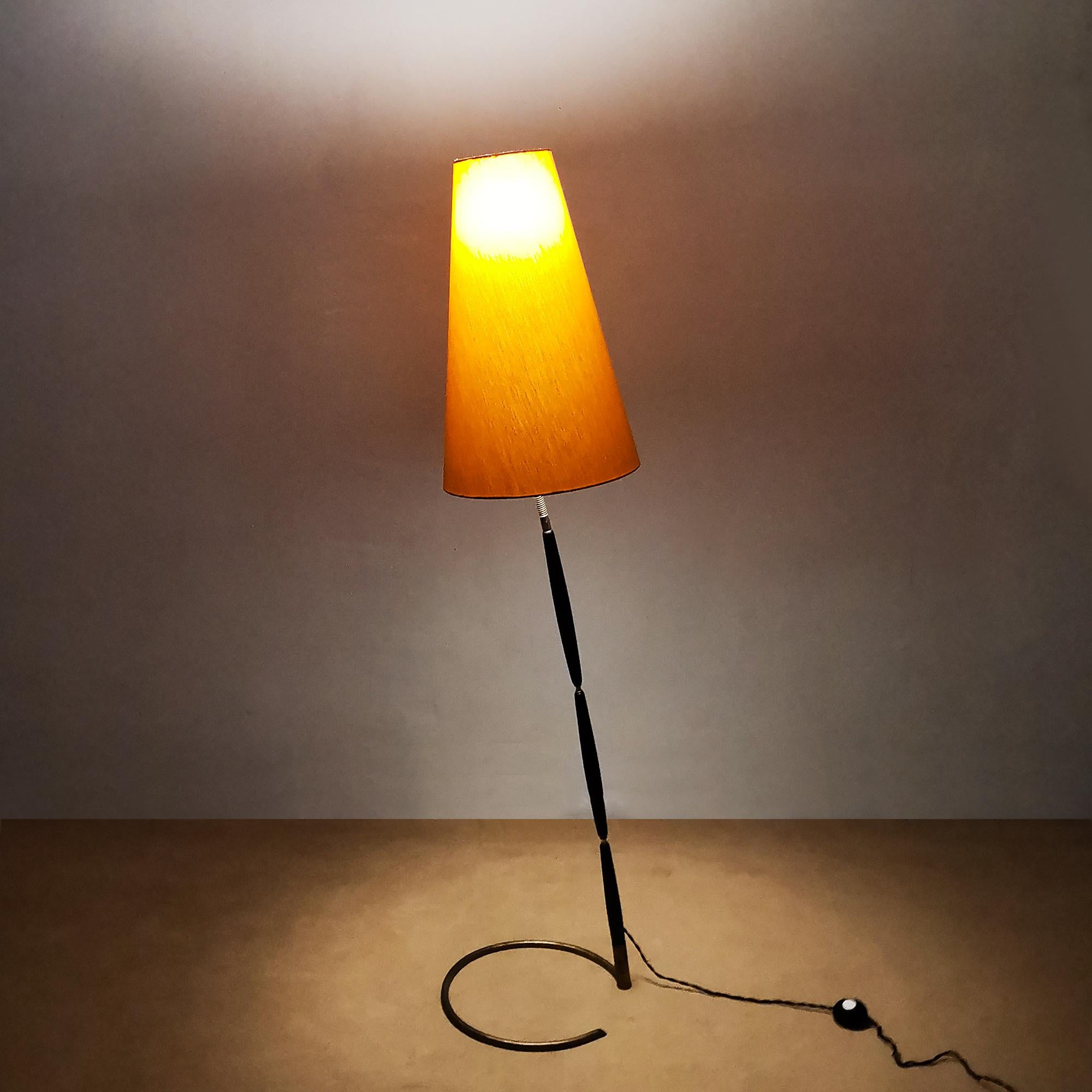 Mid-Century Modern Floor Lamp By Giuseppe Ostuni In Mahogany and Brass - Italy For Sale 6