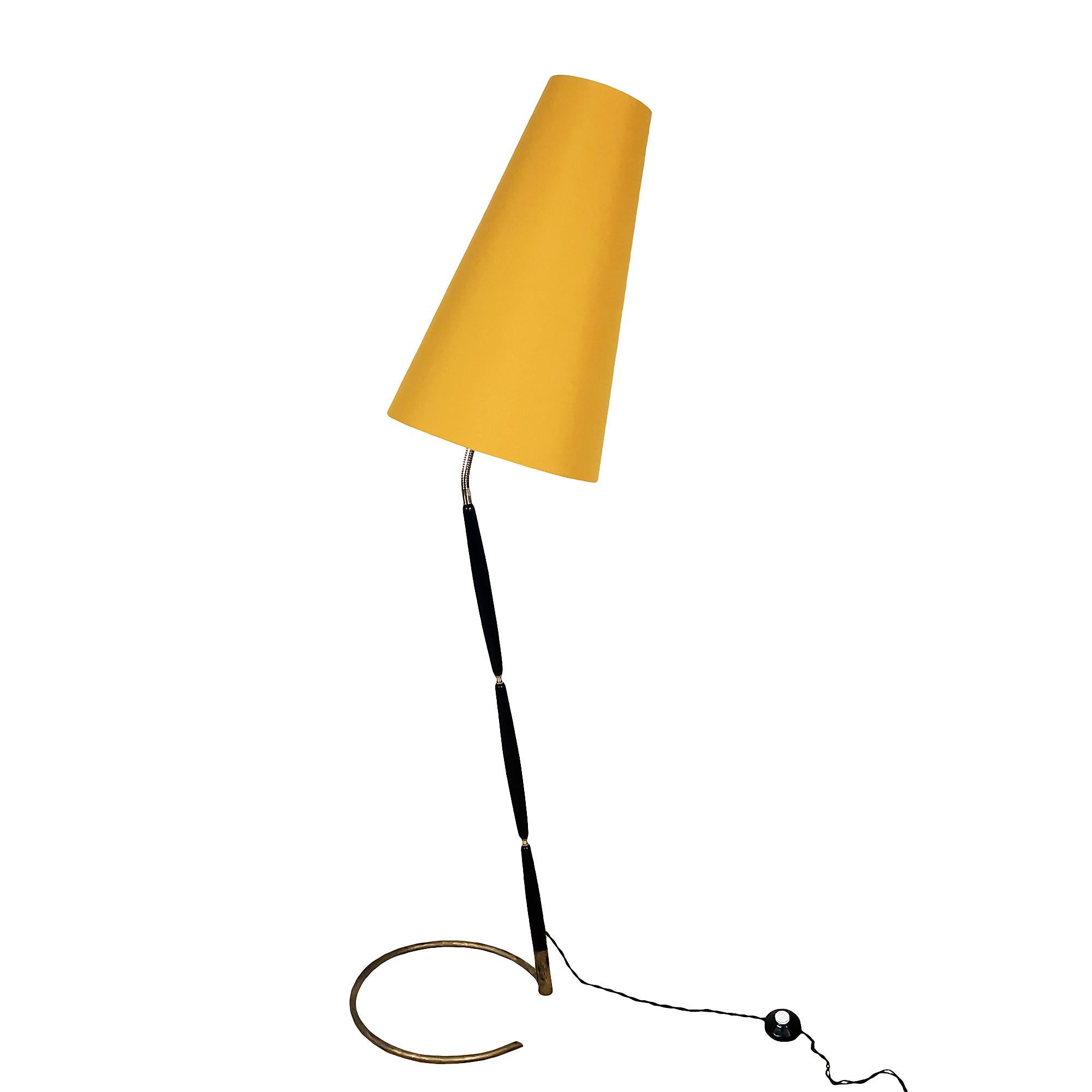 Moderne Stehlampe aus Mahagoni und Messing aus der Mitte des Jahrhunderts von Giuseppe Ostuni – Italien (Italienisch) im Angebot