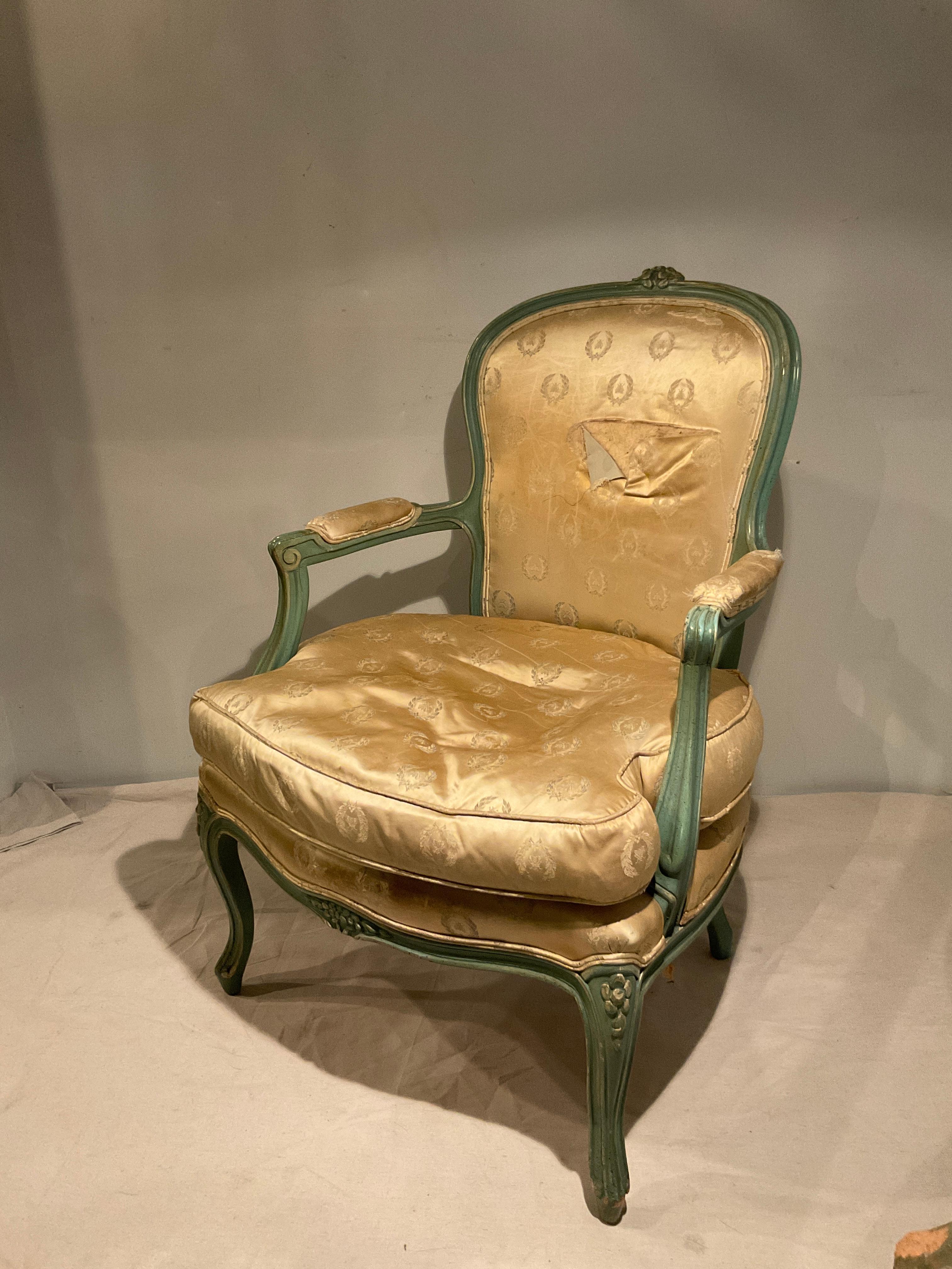 Chaise Fauteuil en bois sculpté française des années 1940. A BESOIN D'ÊTRE RETAPISSÉ.