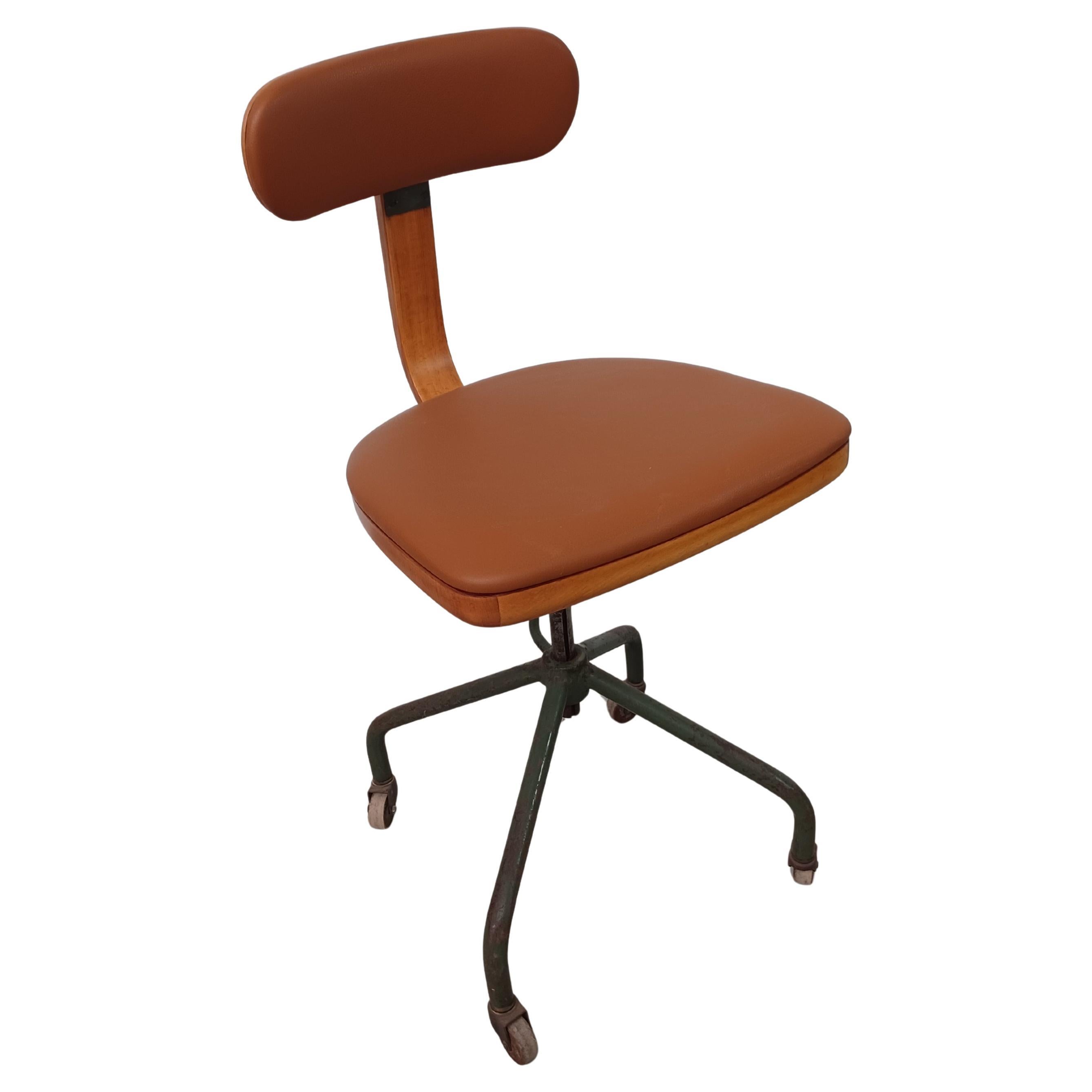 1940er Fritz Hansen Restauriertes Büro /  Werkstattstuhl neu gepolstert in Leder im Angebot