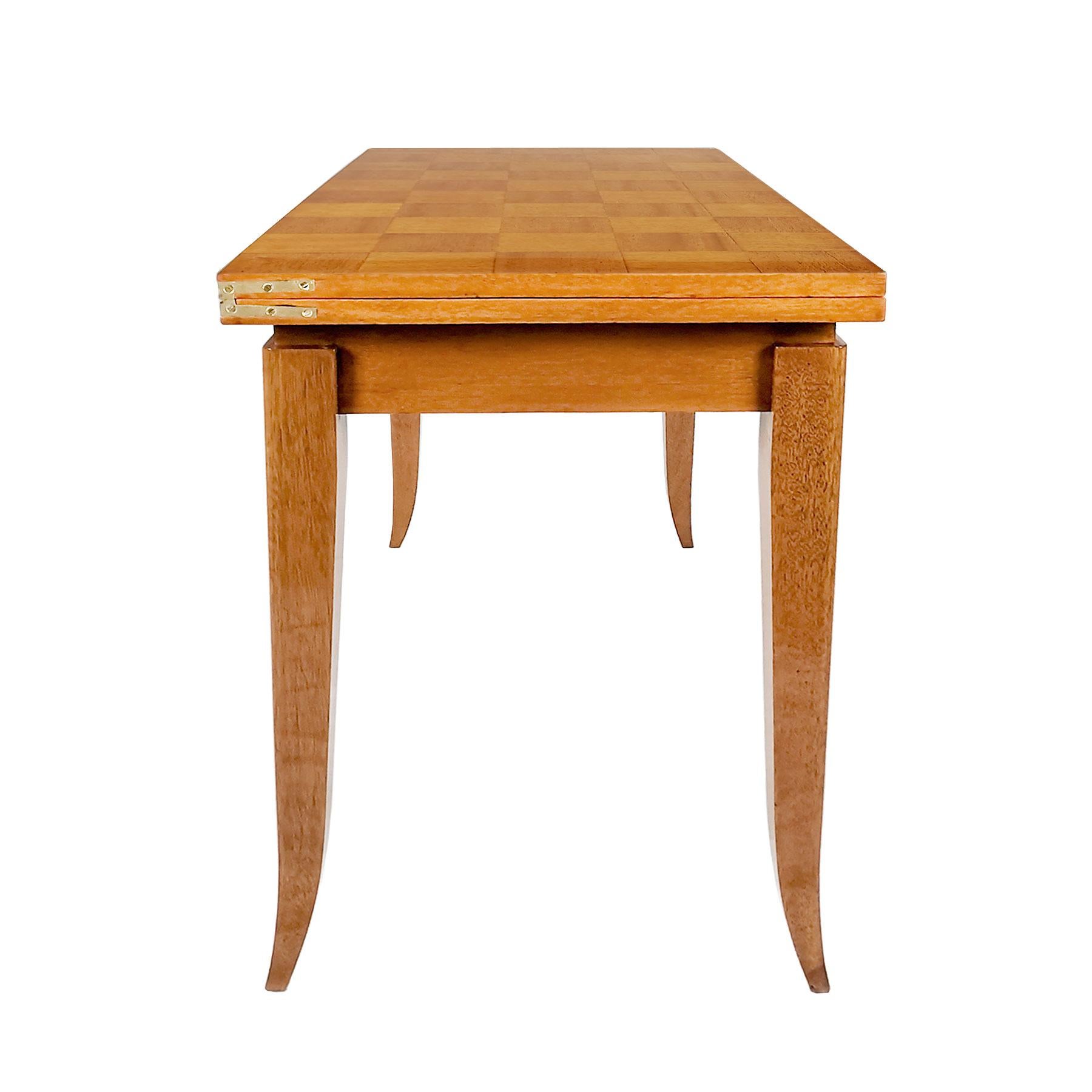 Français Table de jeu moderne du milieu du siècle en acajou clair avec double plateau à rabat - France en vente