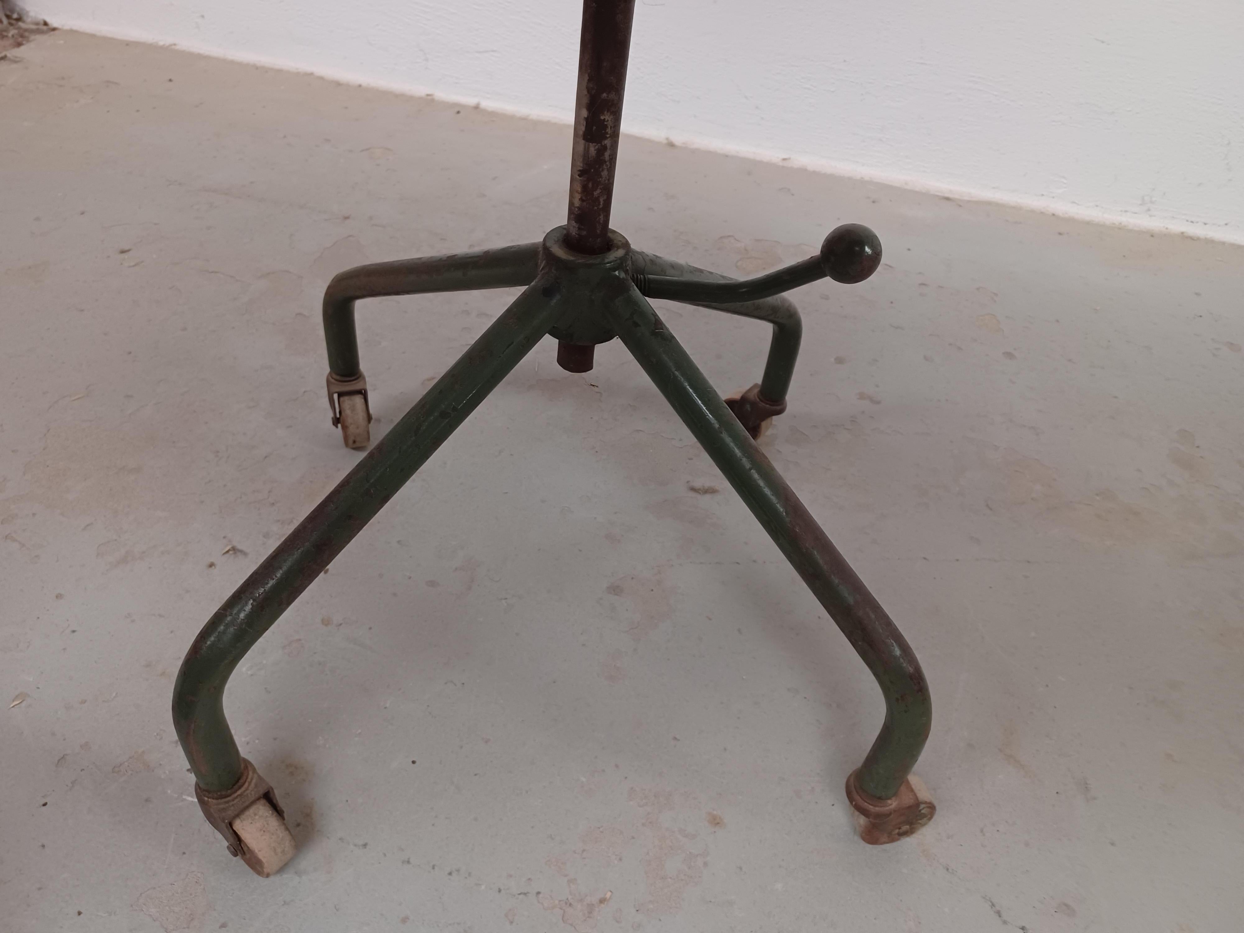 1940er Harbo Sølvsten Restauriertes Büro /  Werkstattstuhl neu gepolstert in Leder im Angebot 4