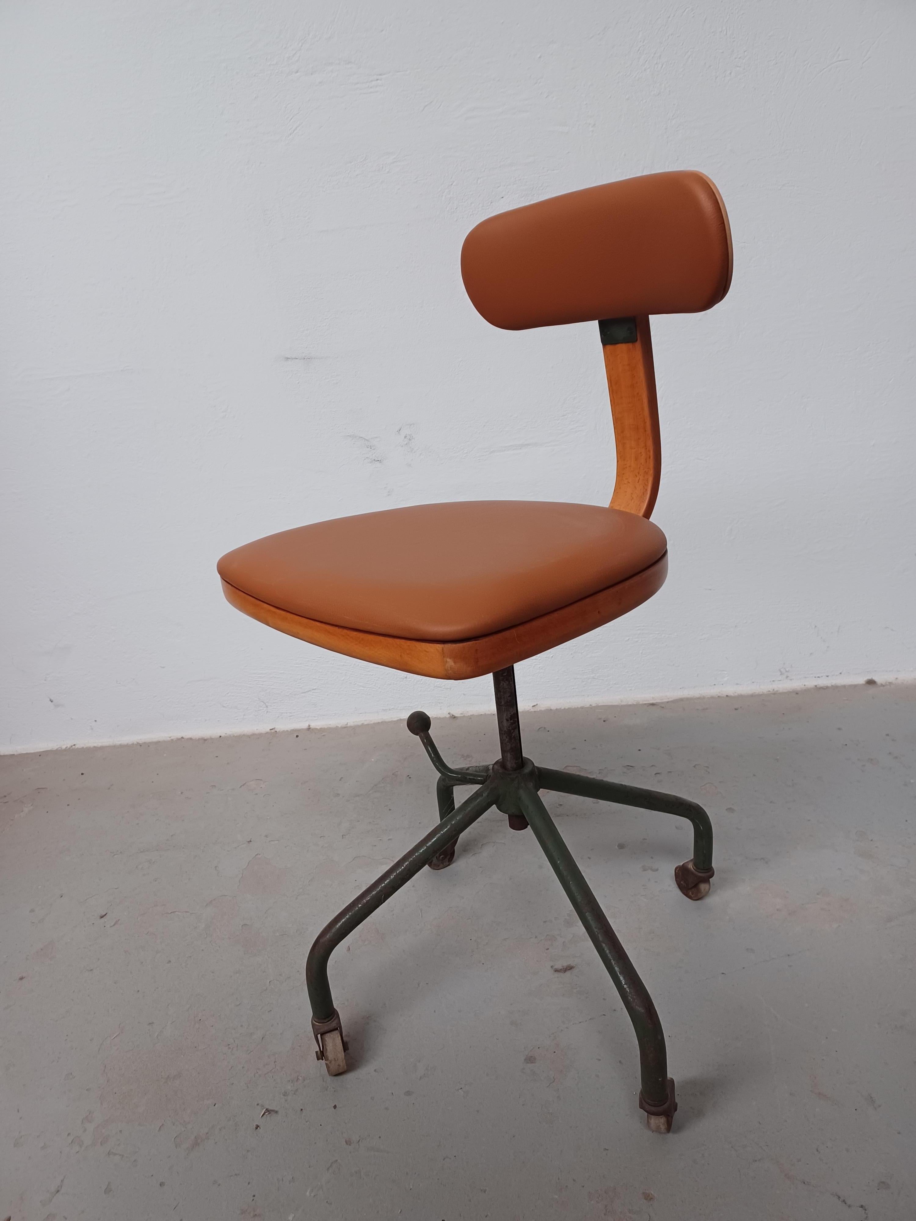 1940er Harbo Sølvsten Restauriertes Büro /  Werkstattstuhl neu gepolstert in Leder (Industriell) im Angebot