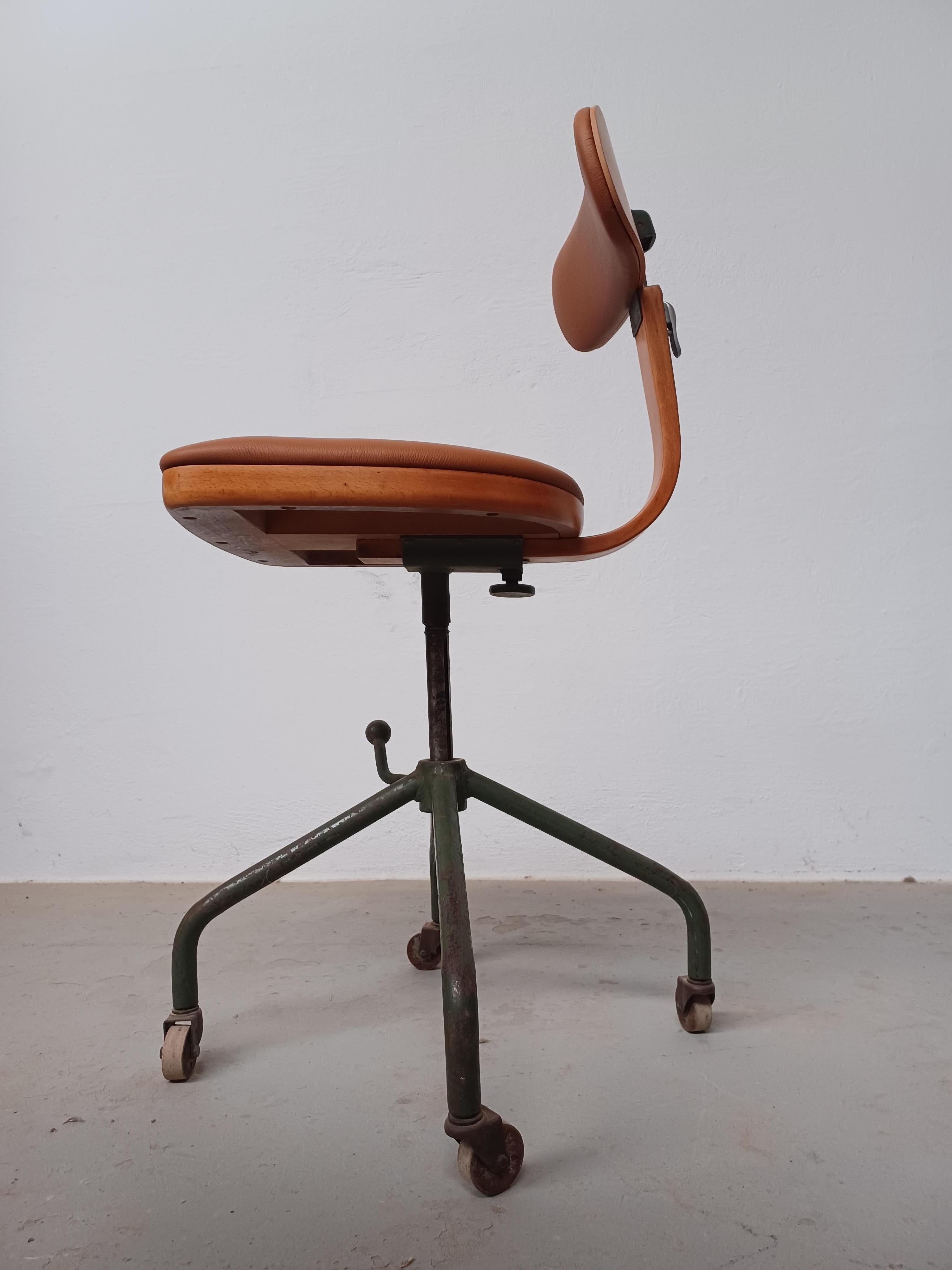 1940er Harbo Sølvsten Restauriertes Büro /  Werkstattstuhl neu gepolstert in Leder (Dänisch) im Angebot