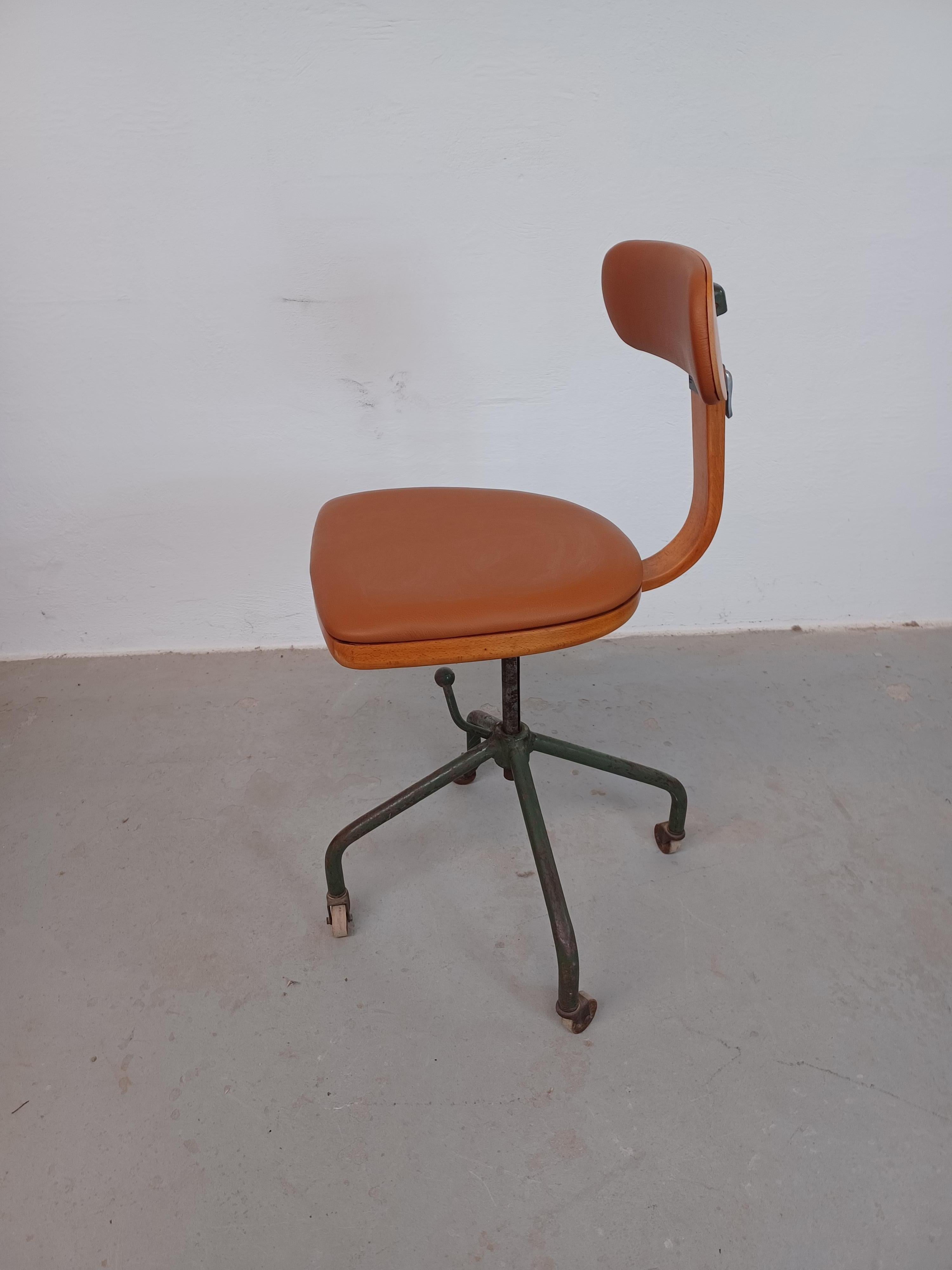 1940er Harbo Sølvsten Restauriertes Büro /  Werkstattstuhl neu gepolstert in Leder im Zustand „Gut“ im Angebot in Knebel, DK