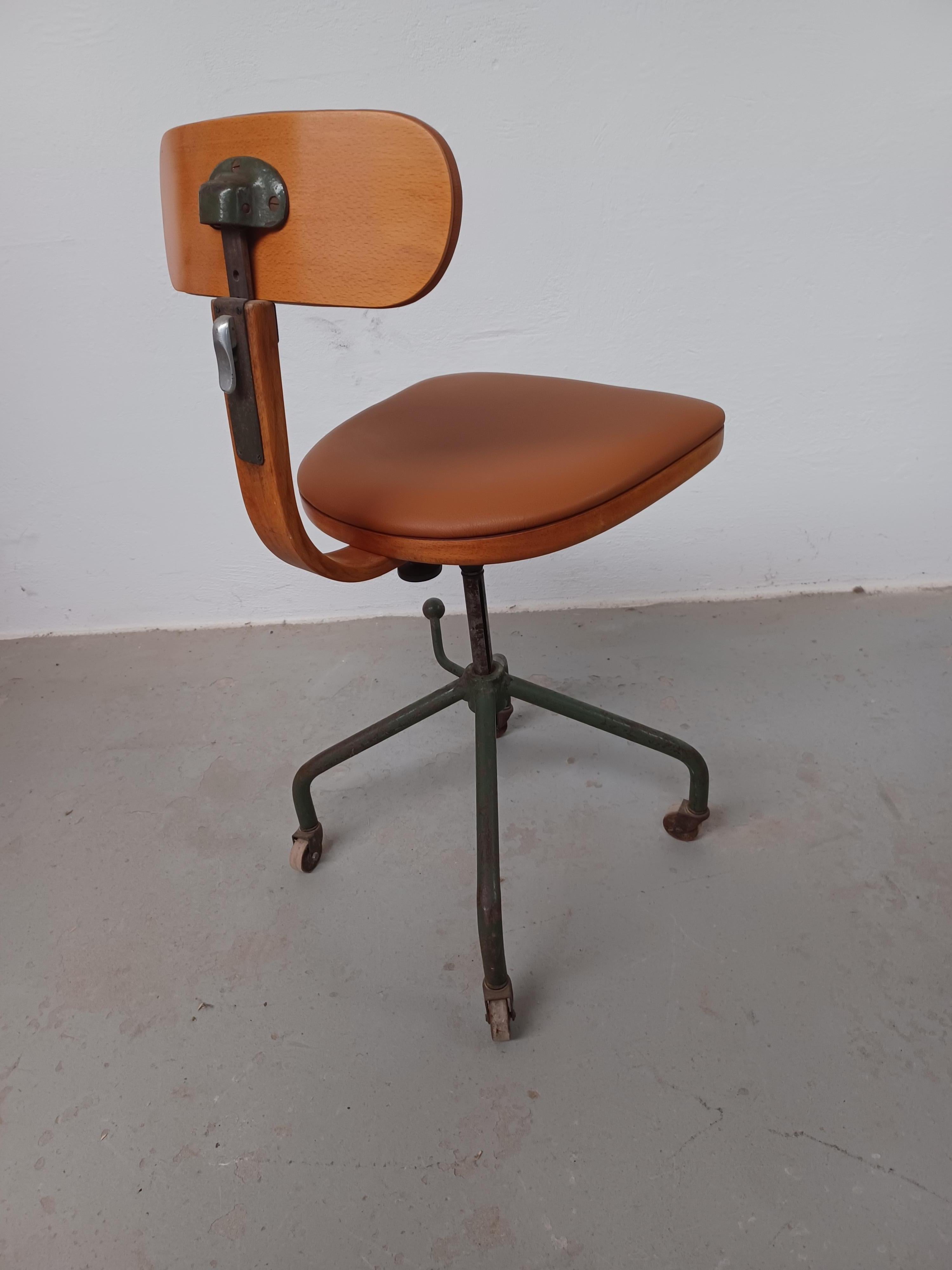 1940er Harbo Sølvsten Restauriertes Büro /  Werkstattstuhl neu gepolstert in Leder (Stahl) im Angebot