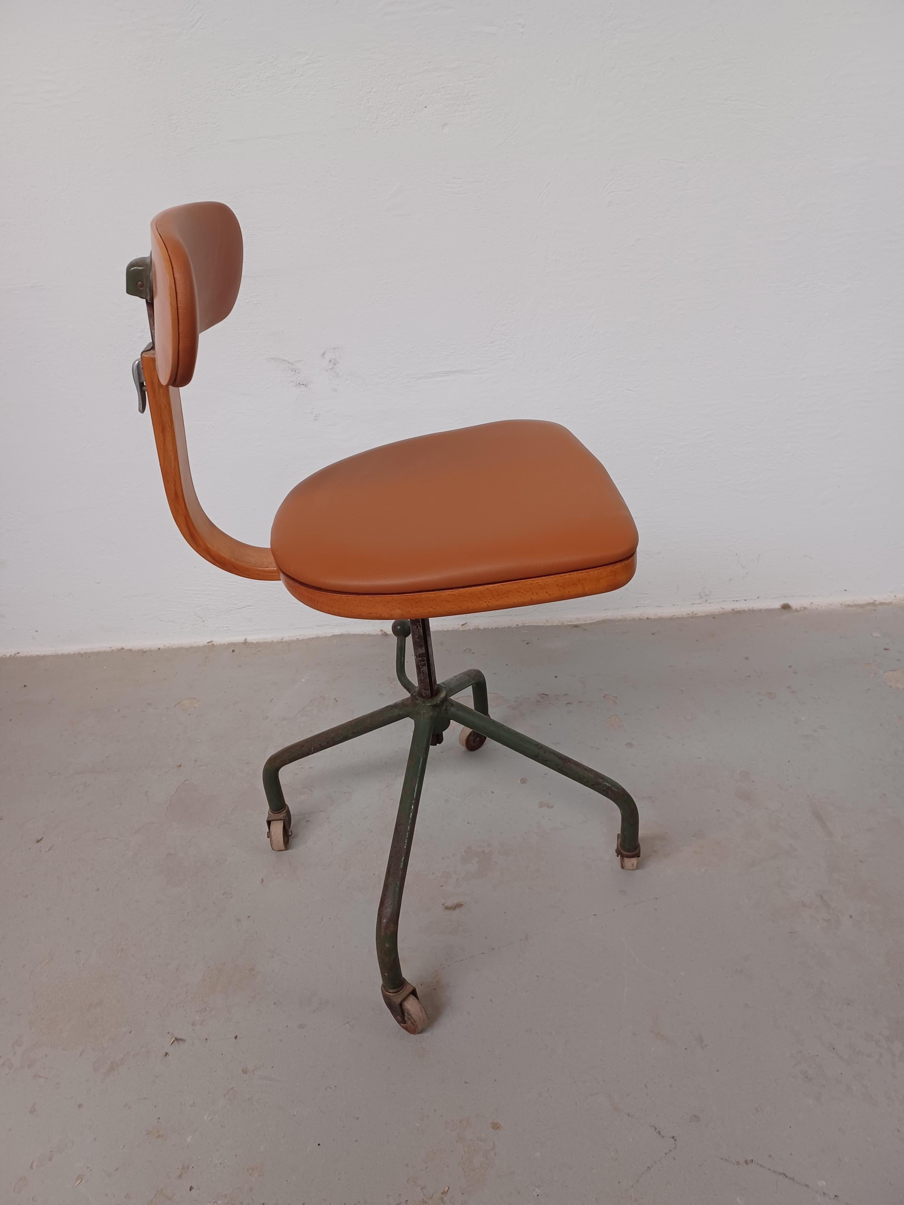 1940er Harbo Sølvsten Restauriertes Büro /  Werkstattstuhl neu gepolstert in Leder im Angebot 1
