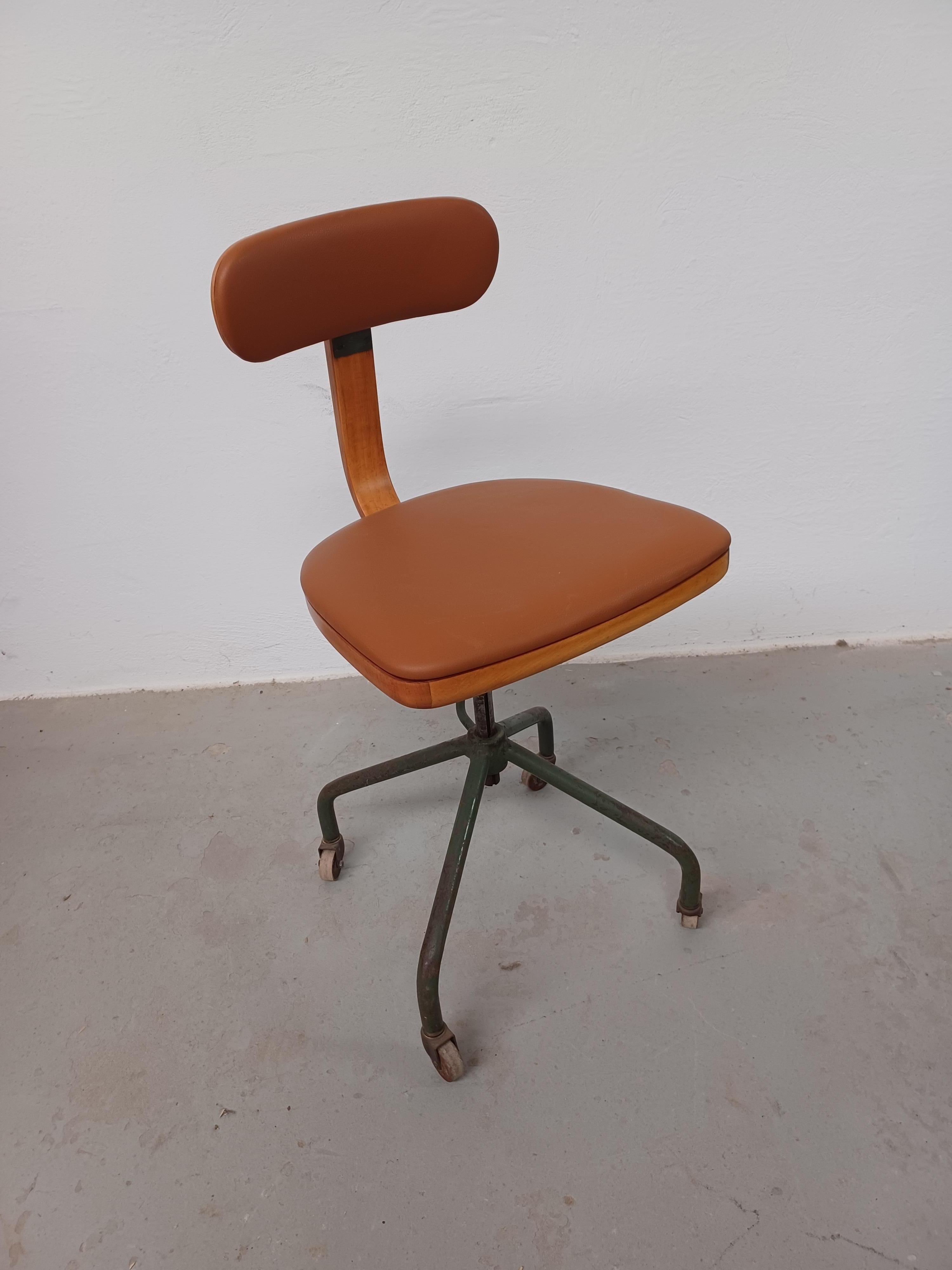 1940er Harbo Sølvsten Restauriertes Büro /  Werkstattstuhl neu gepolstert in Leder im Angebot 2