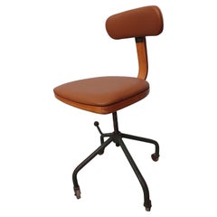 Bureau restauré de Harboe Sølvsten des années 1940 /  Chaise d'atelier repeinte en cuir