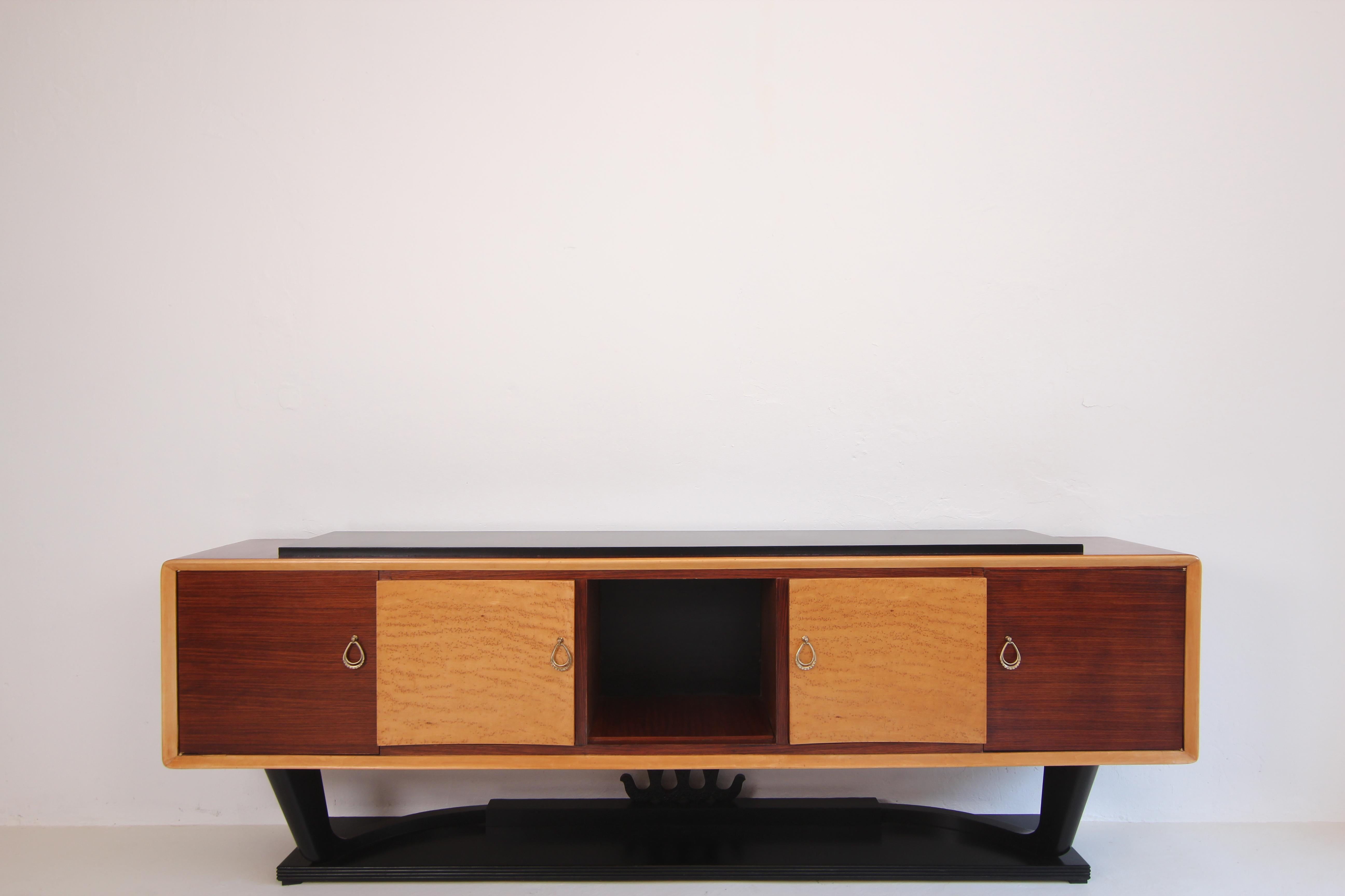 Elegante aparador de los años 40. Atribuible al célebre diseñador italiano Osvaldo Borsani. Versión Studio Varedo o Arredamento Borsani.

Una rara pieza de diseño en la que te imaginas exactamente en qué época (años 40) fue creada, porque aún se
