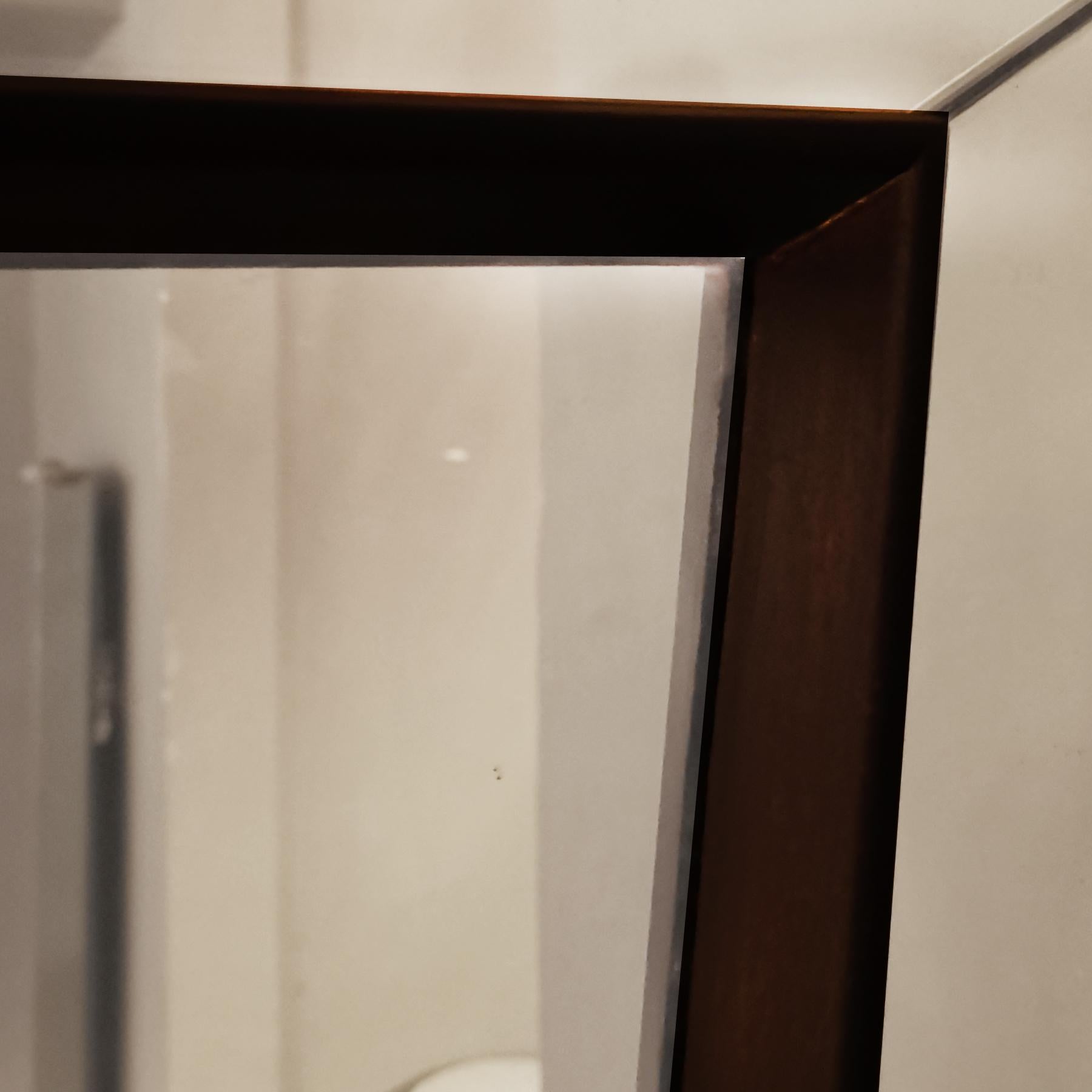 Grand miroir buriné moderne du milieu du siècle dernier, cadre en bois ciré et moulures - Italie en vente 2
