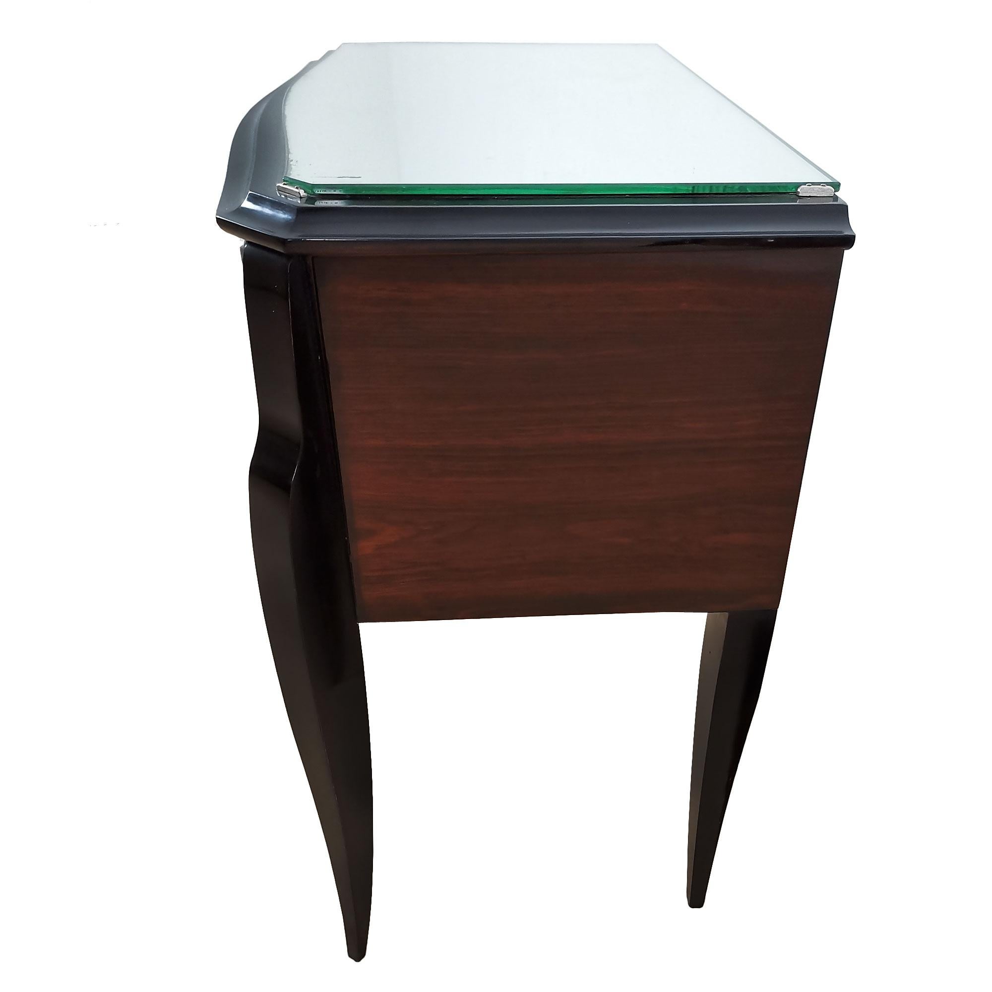 Français Paire de tables de nuit de style mi-siècle moderne, hêtre teinté, acajou, miroir, France en vente